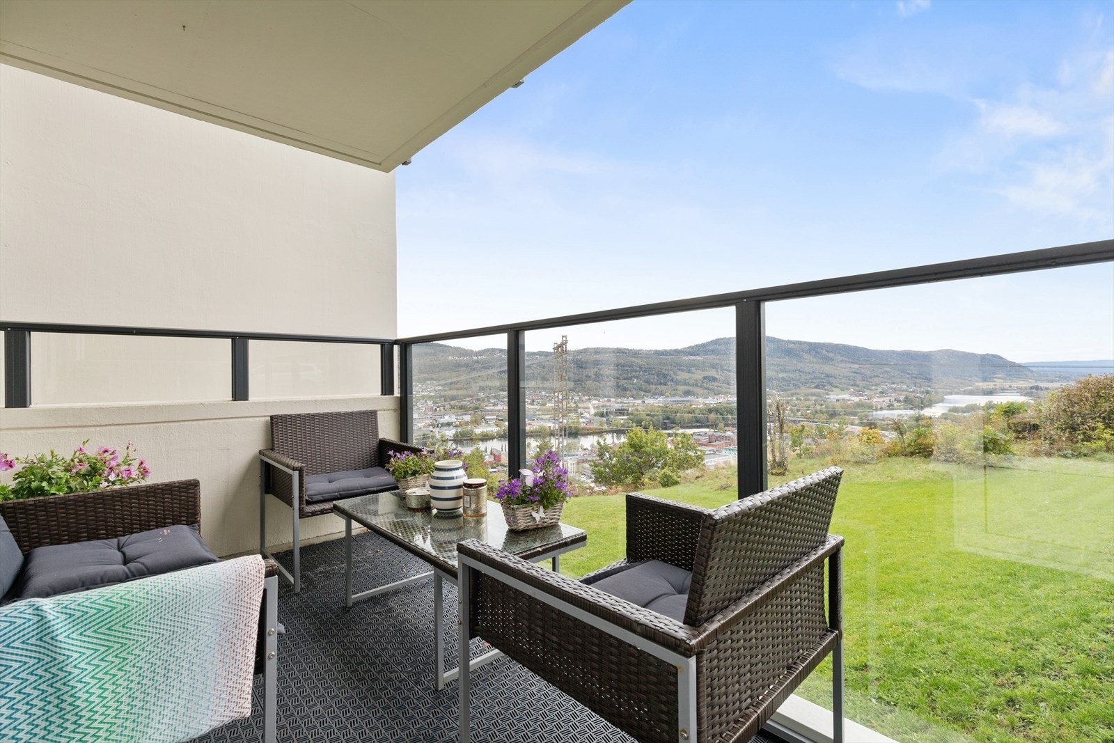 Balkongen har god plass til en sittegruppe og ble oppgradert i 2016. Galleribilde