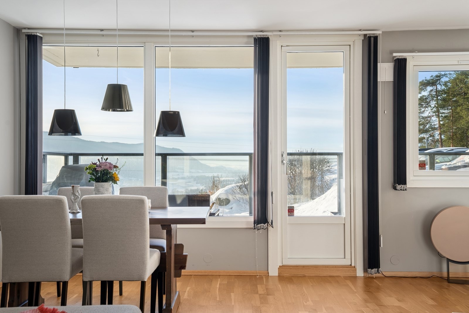 Vinduene med 3-lags glass fra 2016 slipper inn rikelig med lys. Fra stuen er det utgang til uteplassen. Galleribilde