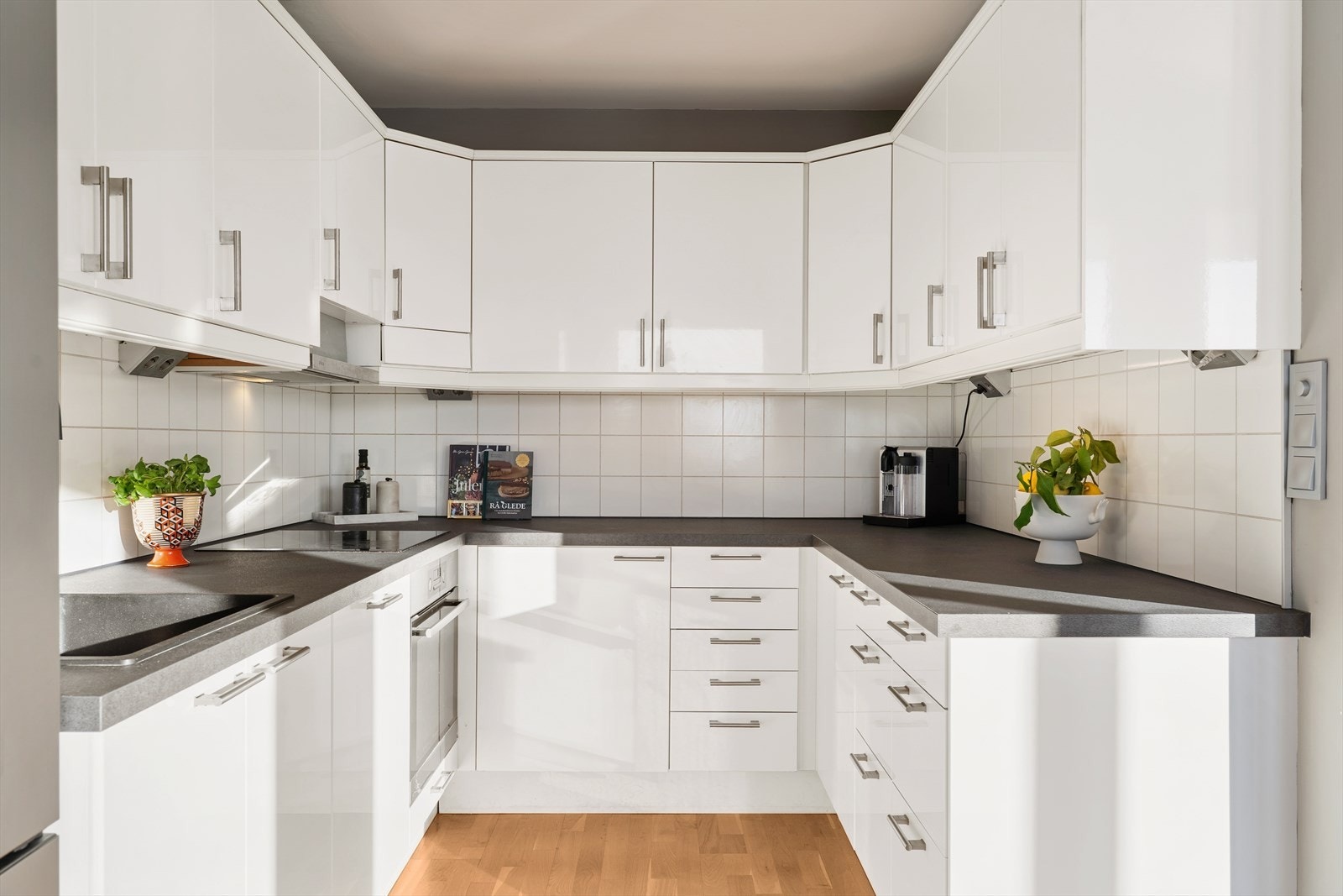 Kjøkkenet er utstyrt med induksjonstopp, stekeovn og frittstående kjøleskap. Galleribilde