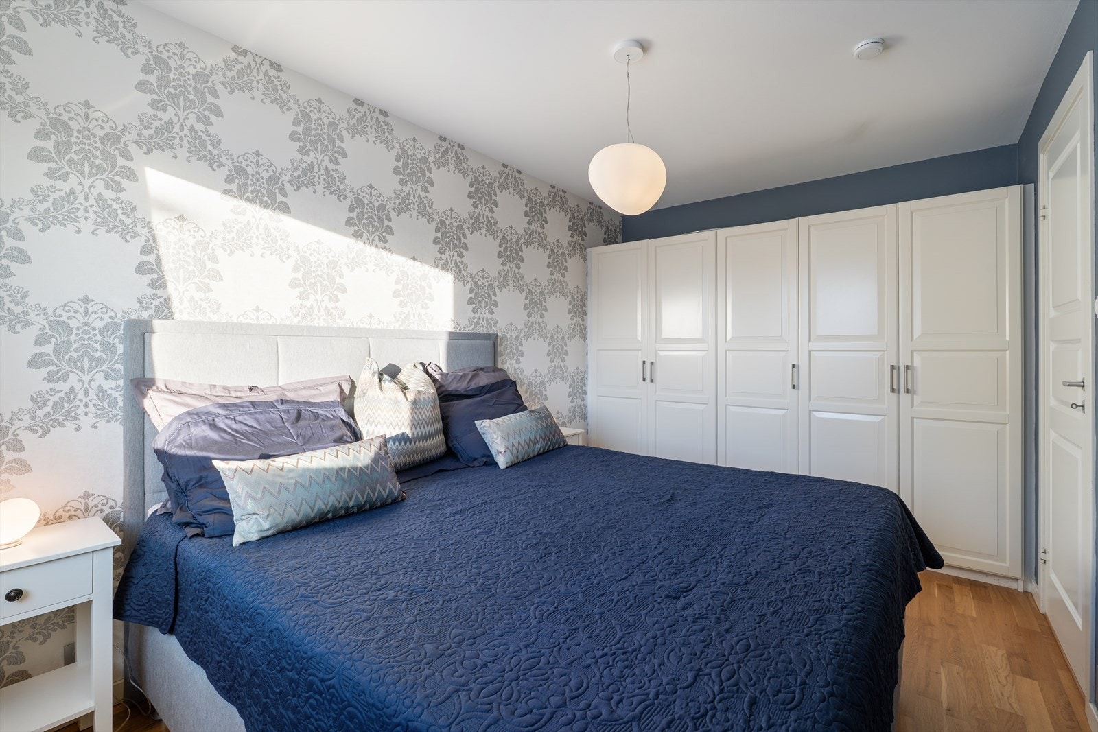 Hovedsoverommet har god plass til dobbeltseng og garderobeløsning. Galleribilde