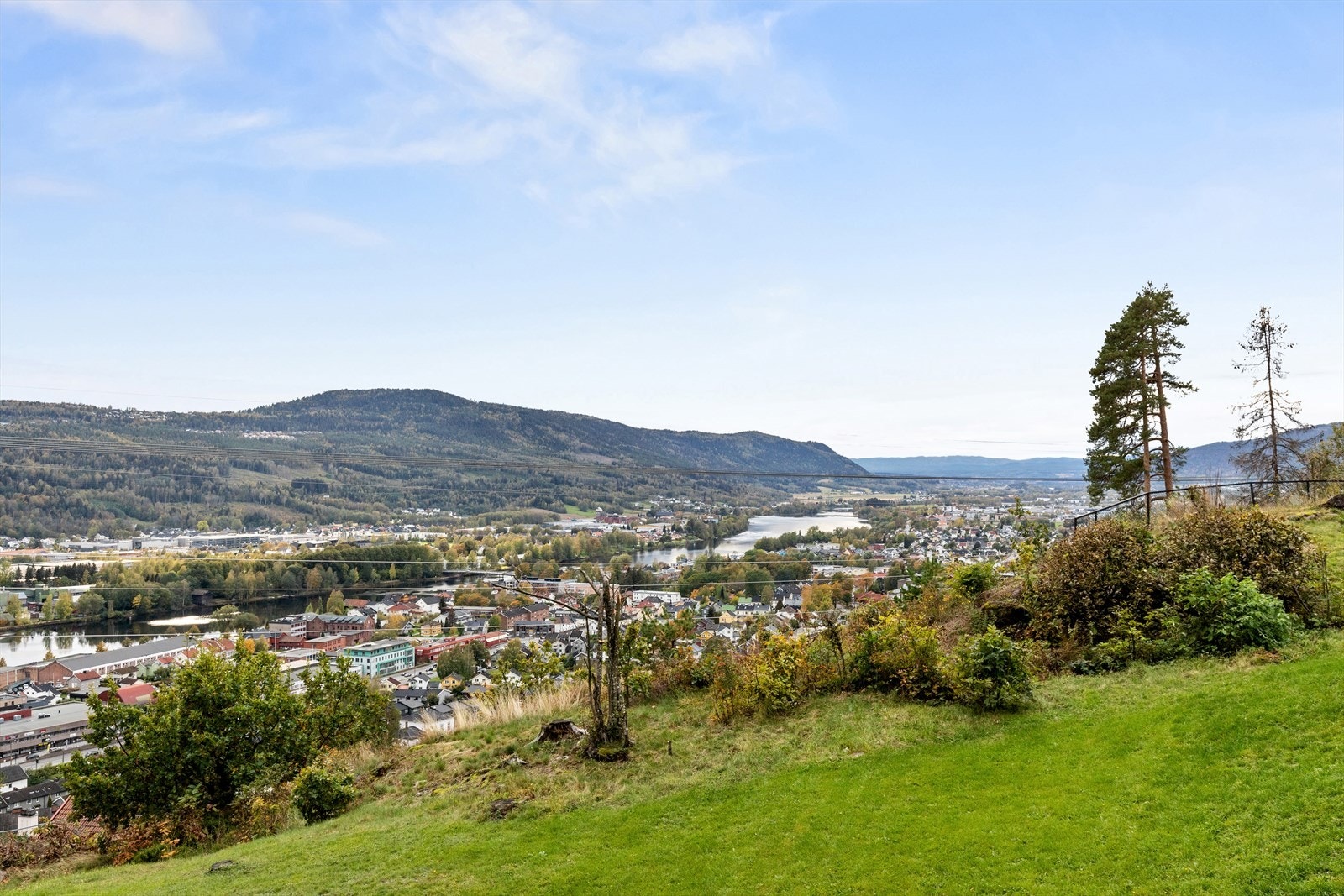 Eiendommen ligger høyt og fritt til med gode utsiktsforhold. Galleribilde