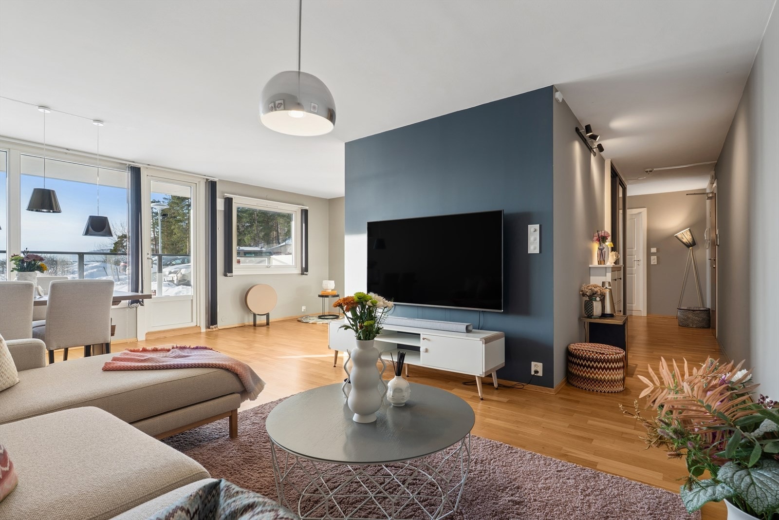 Fra stuen er det en naturlig flyt mot leilighetens øvrige rom. Galleribilde