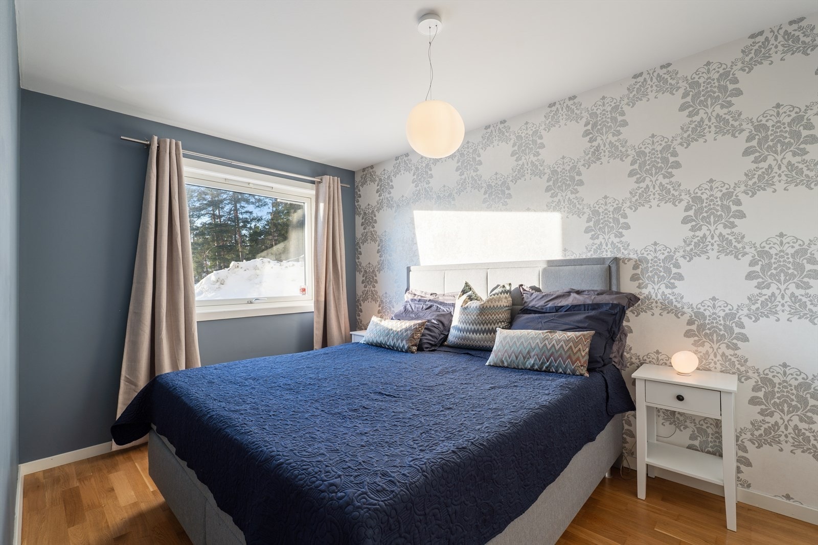 Gjennomgående overflater med parkett på gulv og malte plater på vegger. Galleribilde