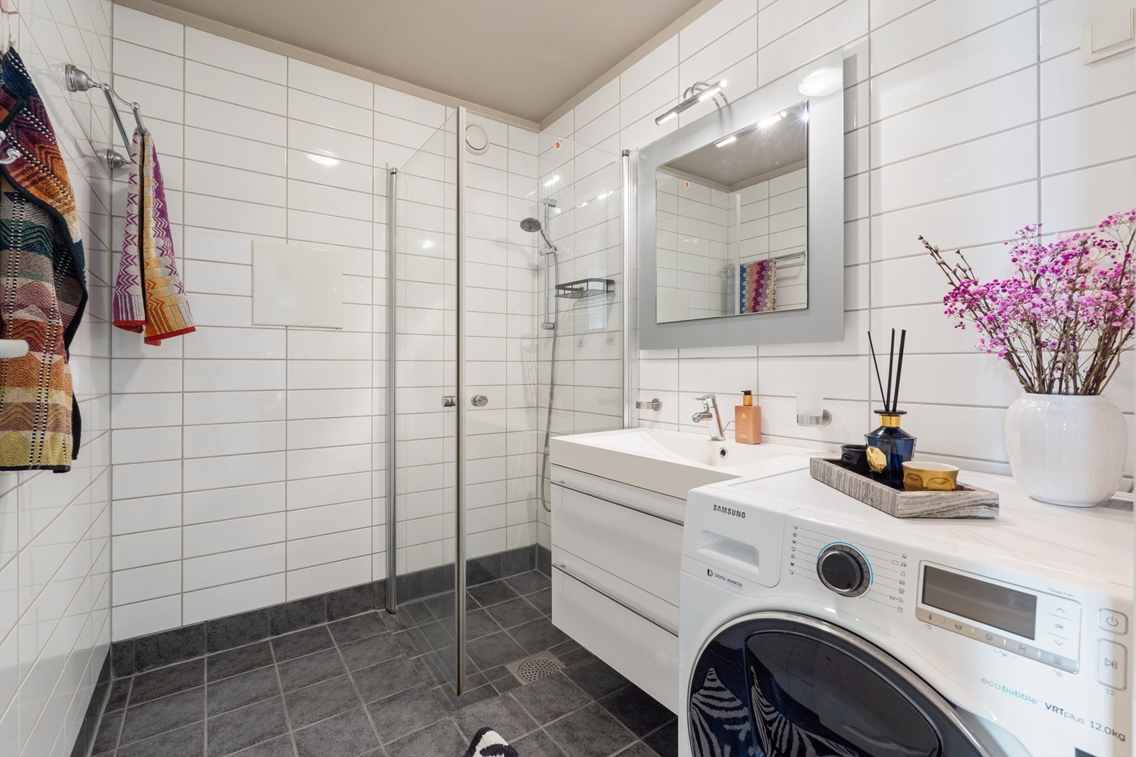 Badet ble modernisert i 2009 og har flislagt gulv med elektriske varmekabler. Galleribilde