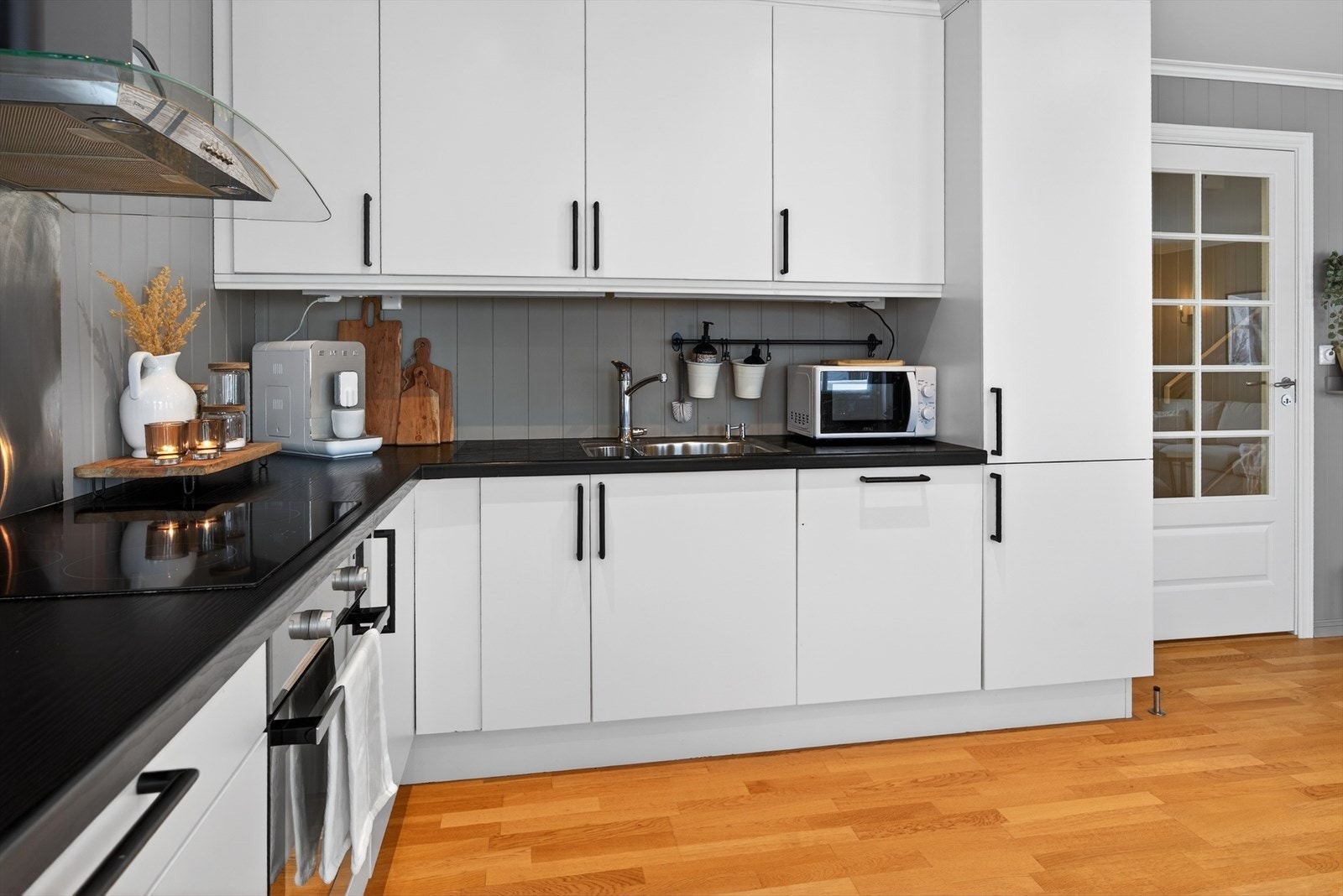 Lyst og pent kjøkken fra byggeår 2015 Galleribilde