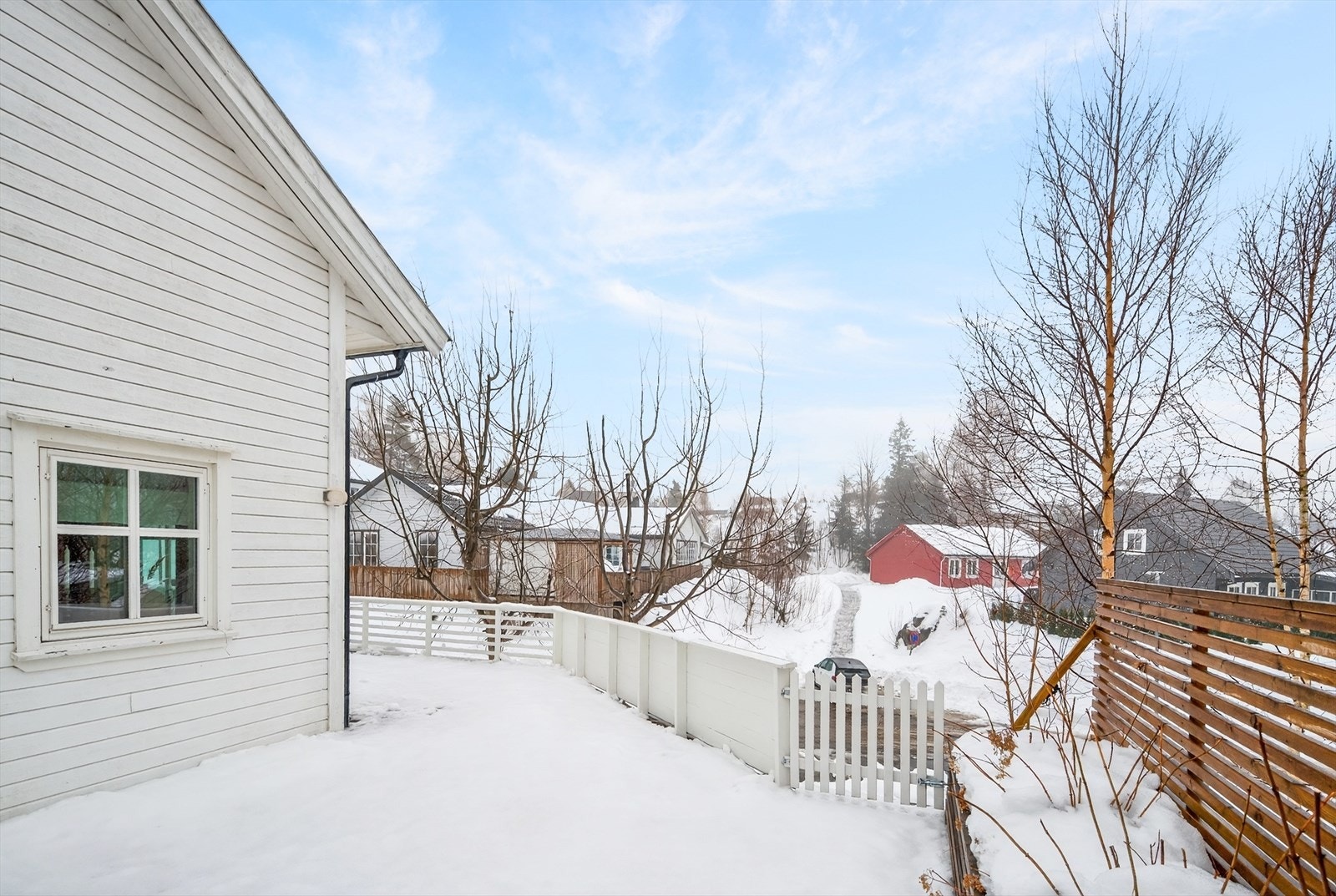 Veldig romslig sammenhengende terrasse på boligens syd- og vestside Galleribilde