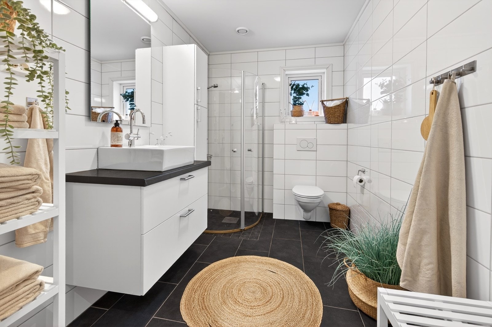 Delikat flislagt bad i 1.etasje Galleribilde