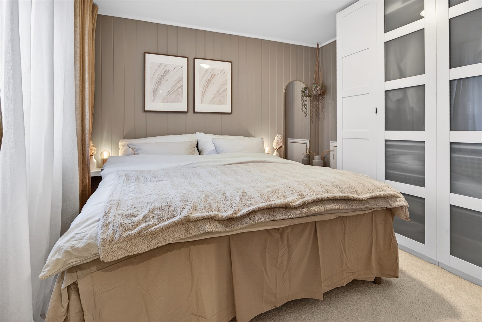 Romslig soverom i 1.etasje - God plass til dobbelseng Galleribilde