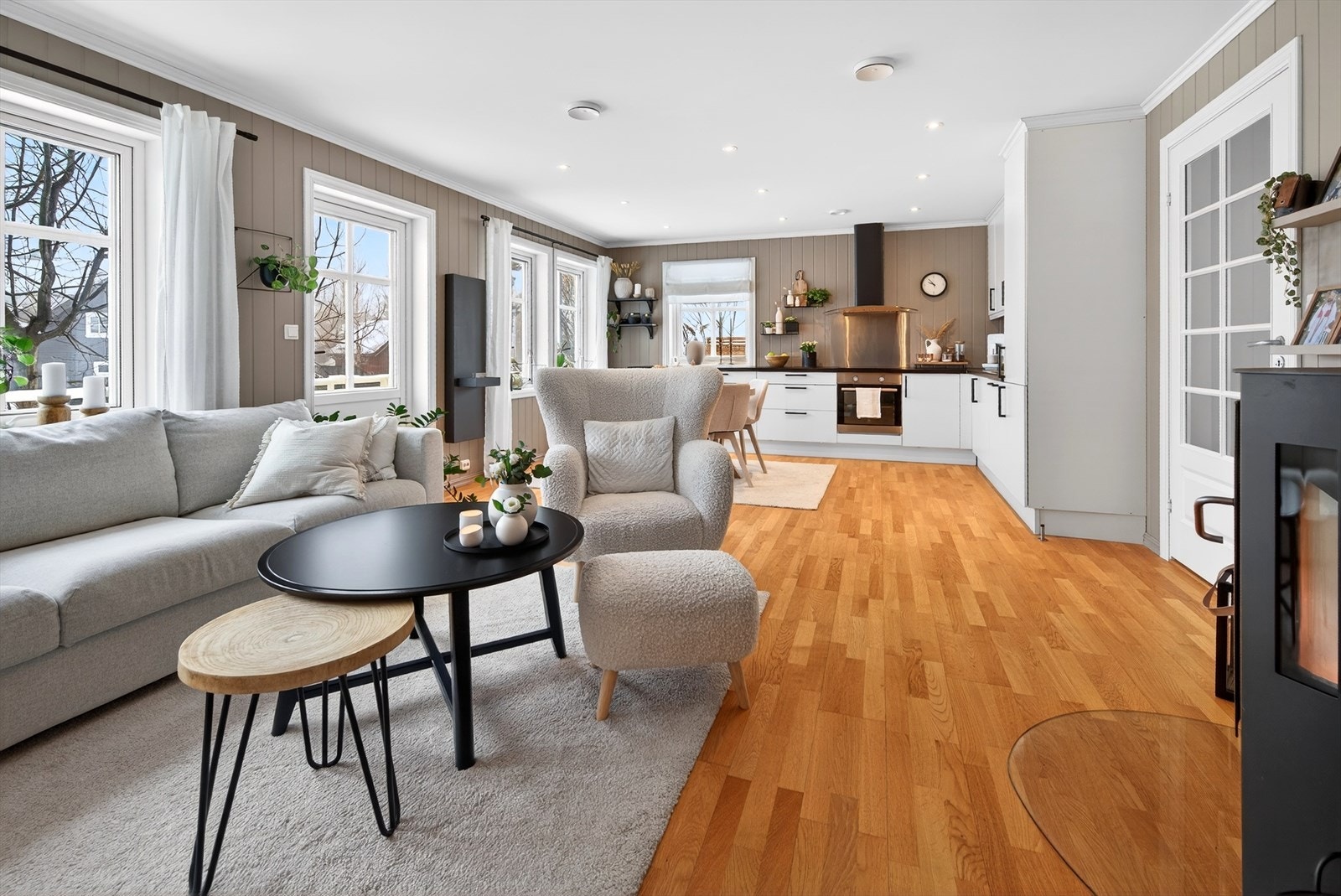 Praktisk åpen løsning mellom stue og kjøkken Galleribilde