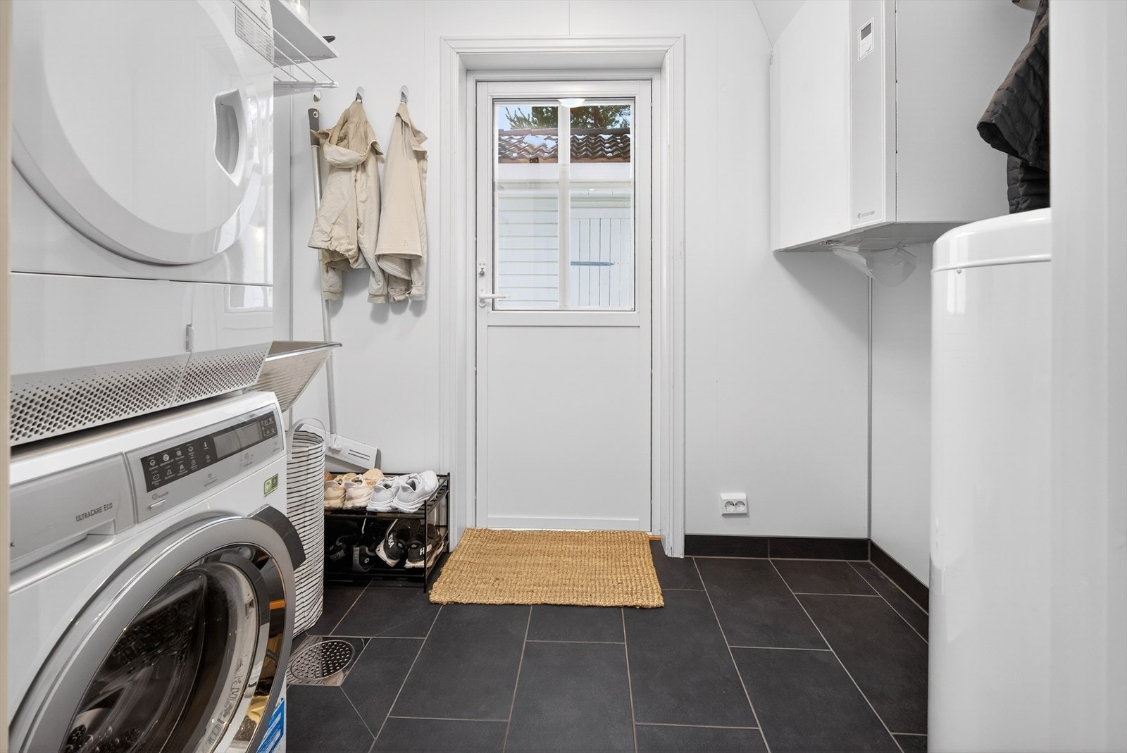 Praktisk egen utgang fra vaskerom til terrasse Galleribilde