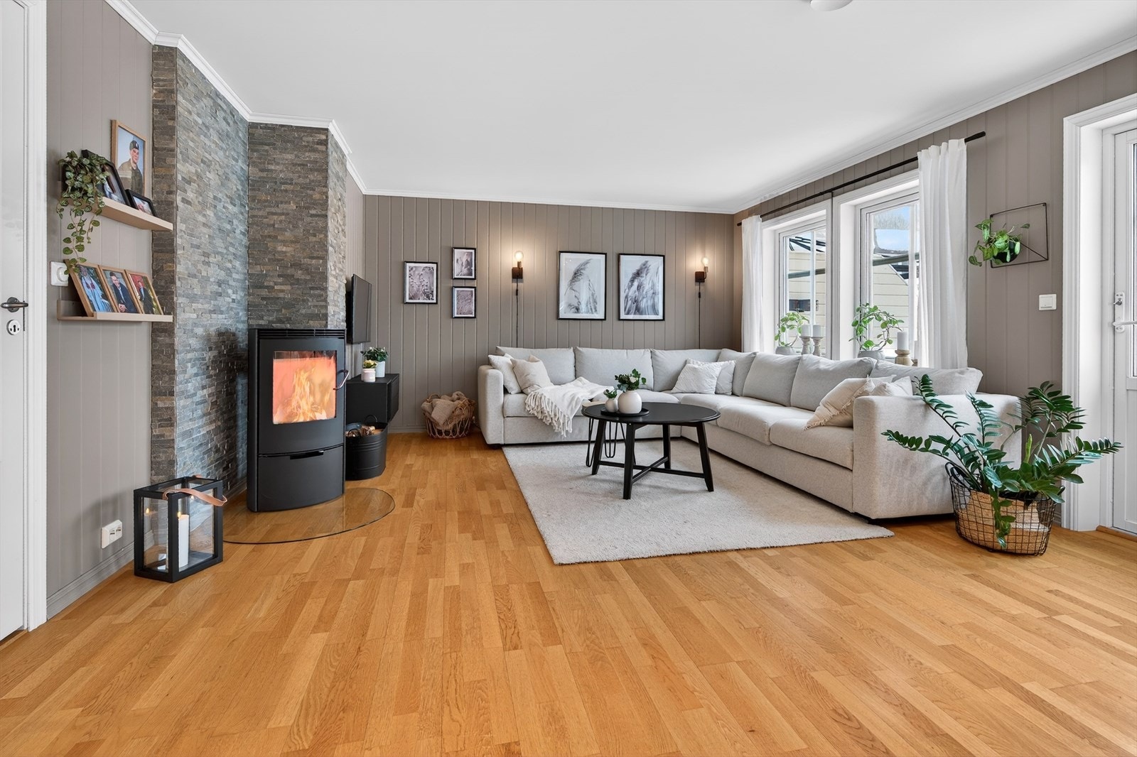 God plass til sittegruppe ved peisovn Galleribilde