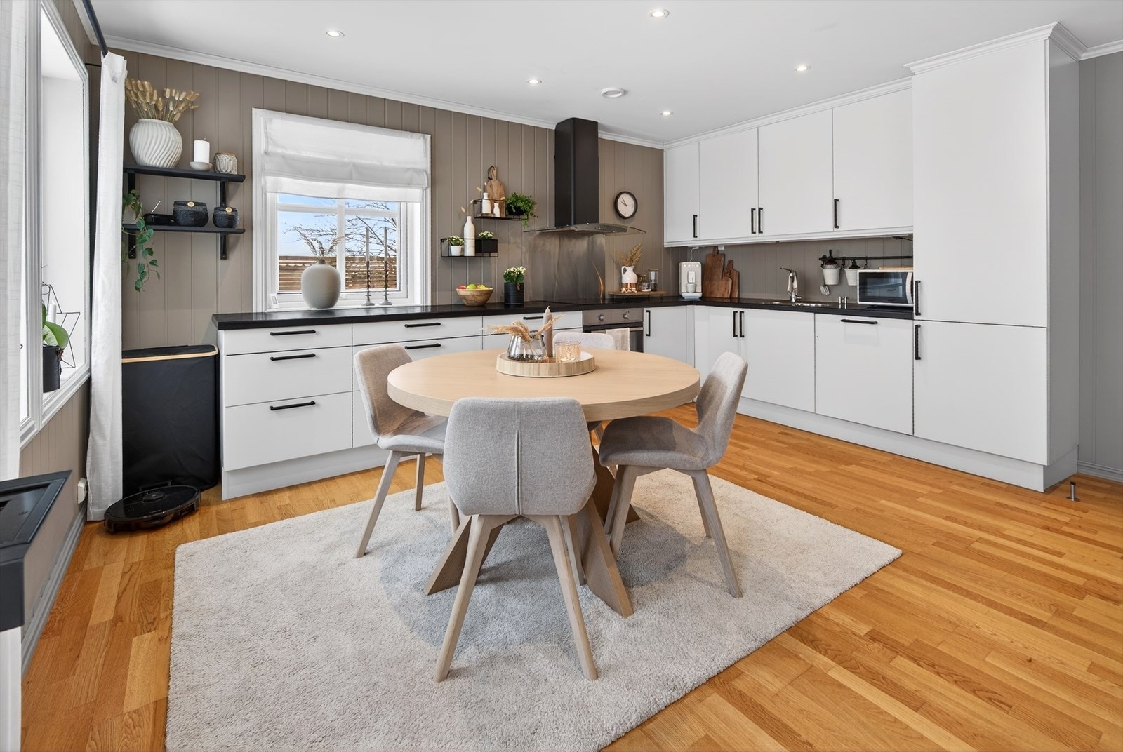 Romslig innredning med god benkeplass Galleribilde