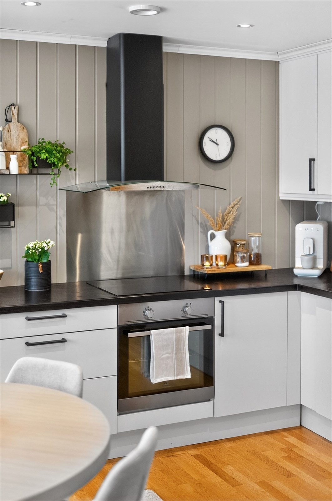 Delikat kjøkken med helintegrerte hvitevarer Galleribilde