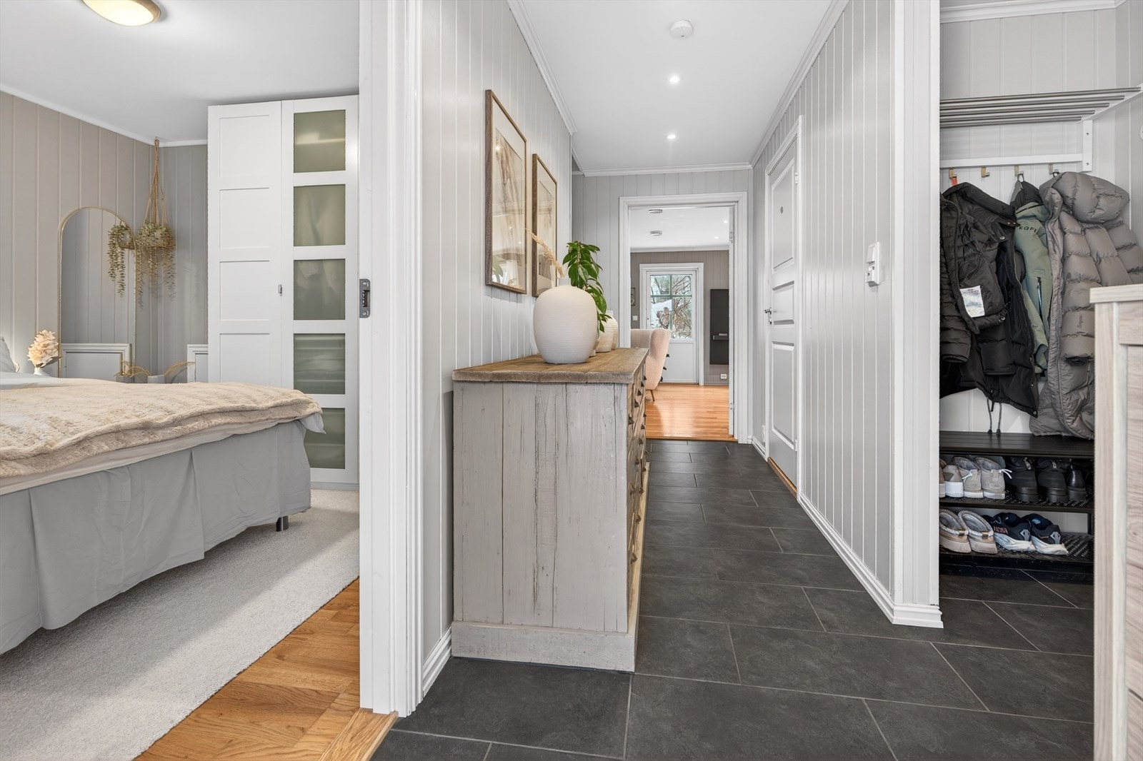 Luftig entré med god plass til garderobeløsning mellom entré og vaskerom Galleribilde