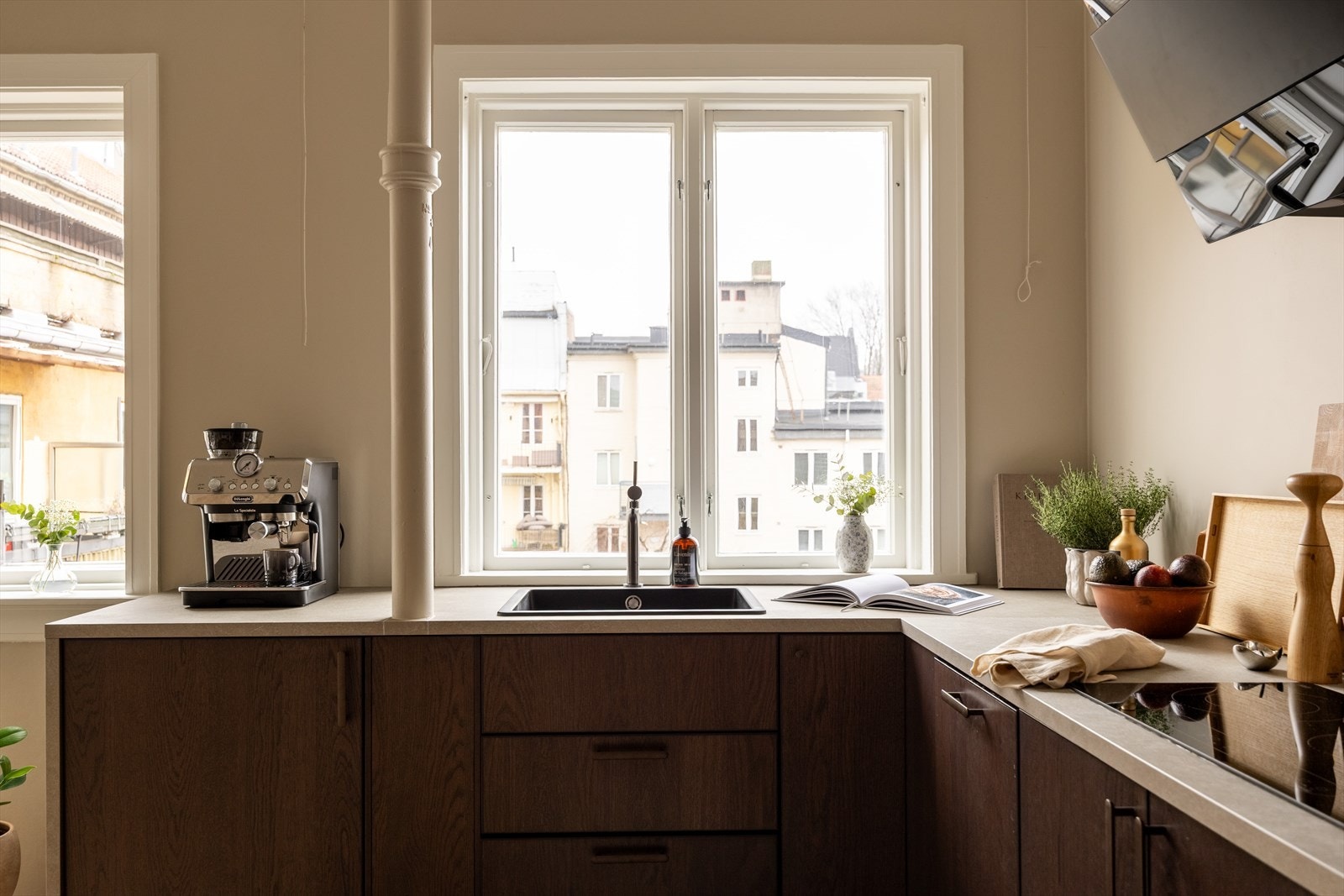 Kjøkkenet har vindu mot stille bakgård, som slipper inn rikelig med lys og skaper en lun og harmonisk stemning Galleribilde