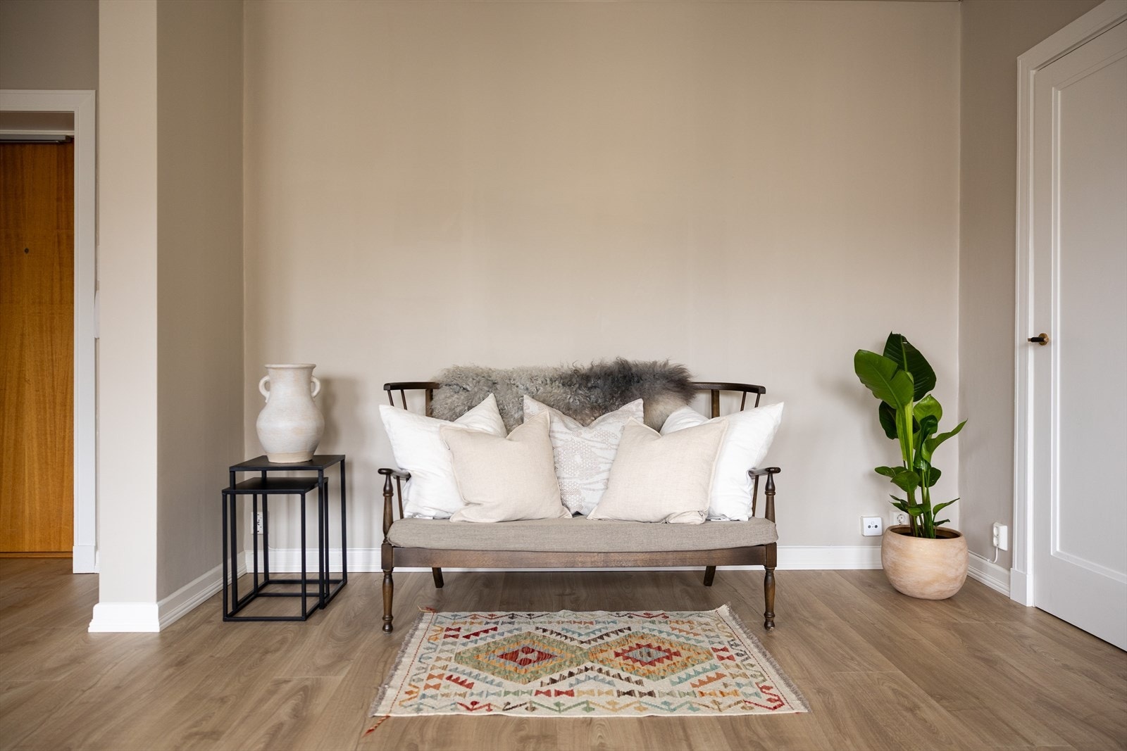 I stuen har du plass til sofaløsning med tilhørende møblement Galleribilde