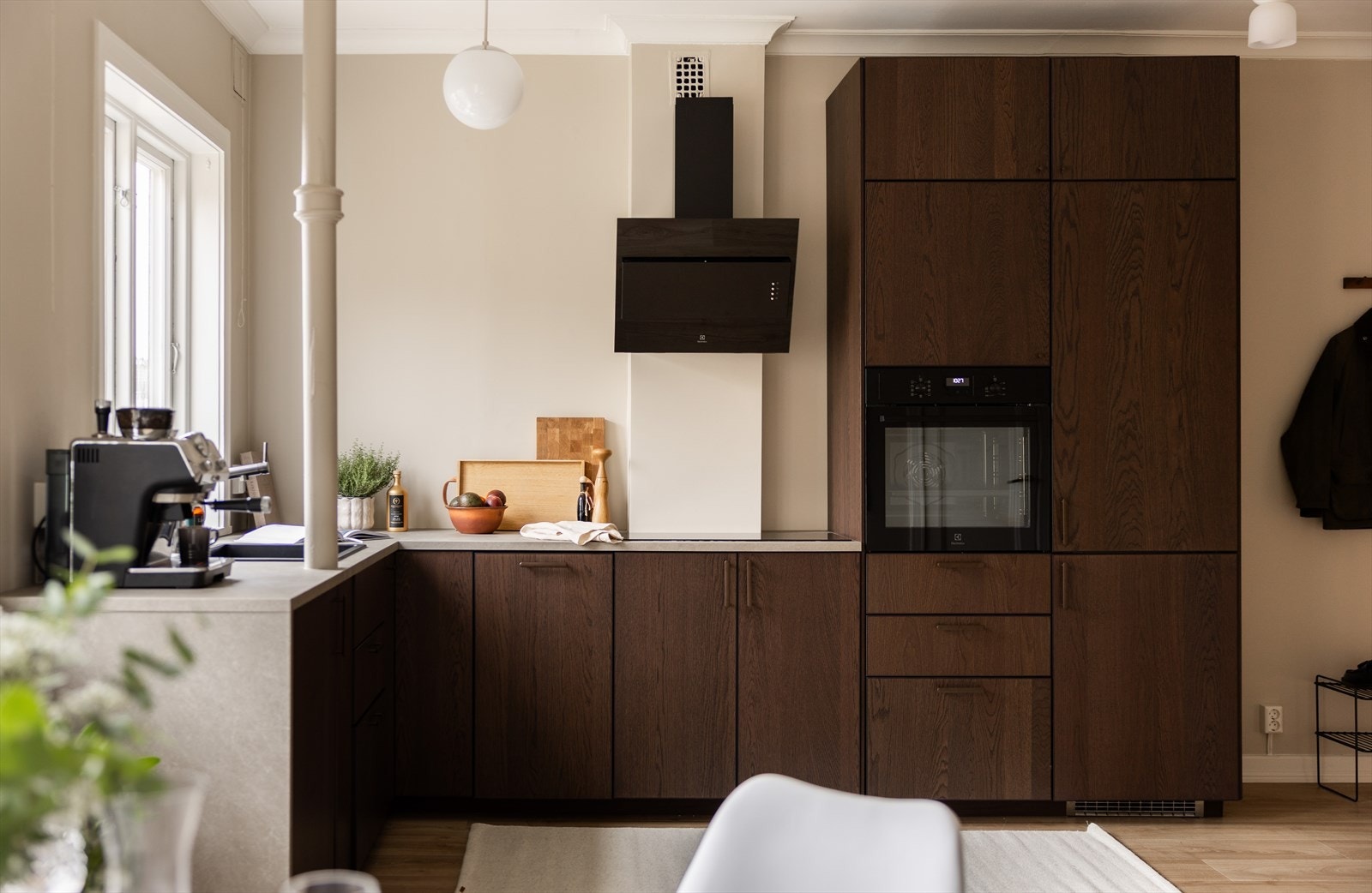 Godt med skap- og benkeplass gir både funksjonalitet og orden, mens integrerte hvitevarer bidrar til et sømløst og eksklusivt uttrykk Galleribilde