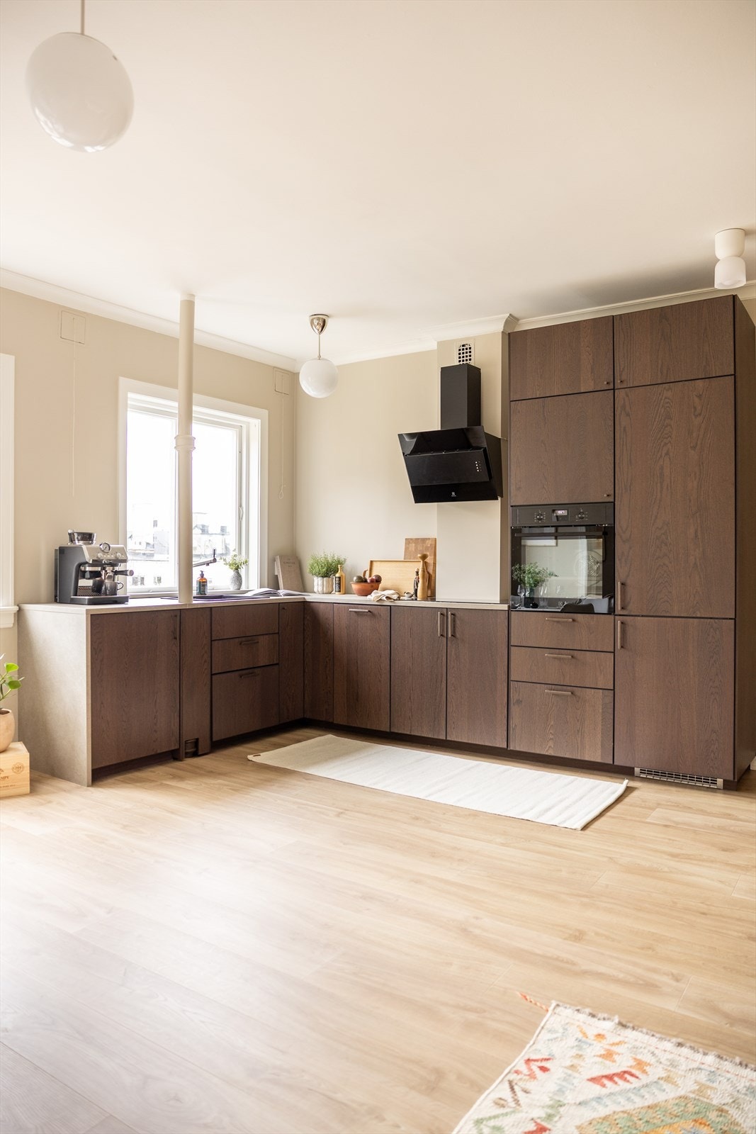 Stilren og tidsriktig kjøkkeninnredning fra 2025 i en varm bruntone Galleribilde