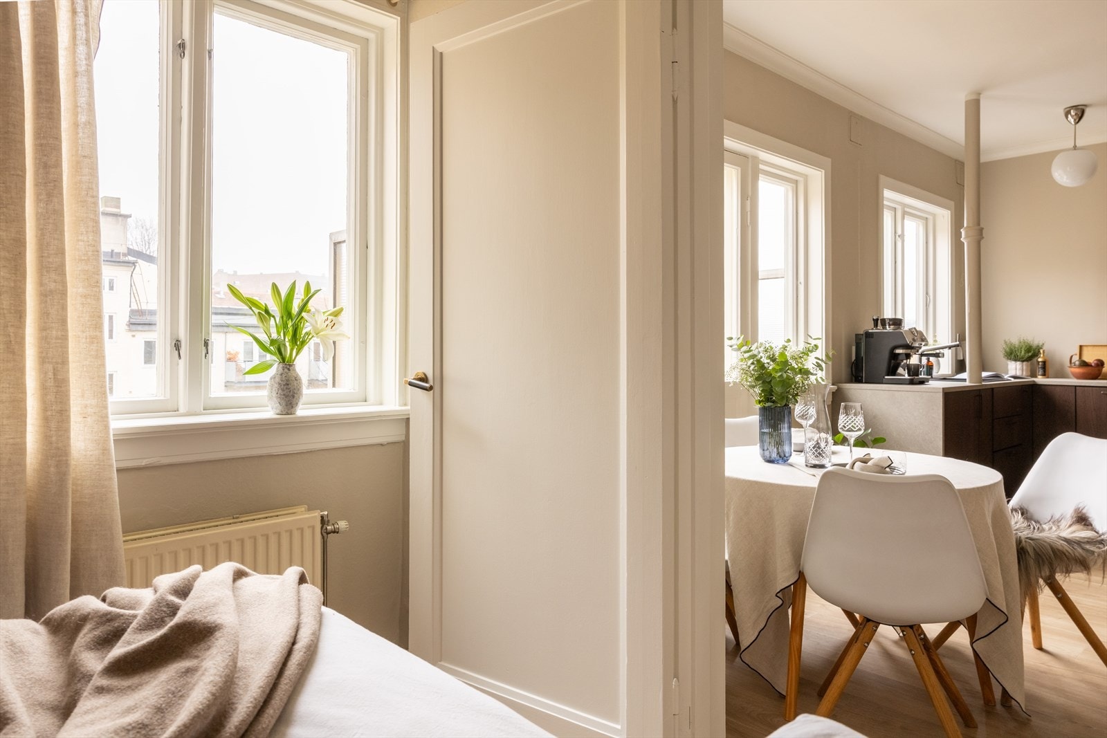 Leiligheten er tilkoblet sentralvarmeanlegg med vannbåren varme i radiatorene Galleribilde