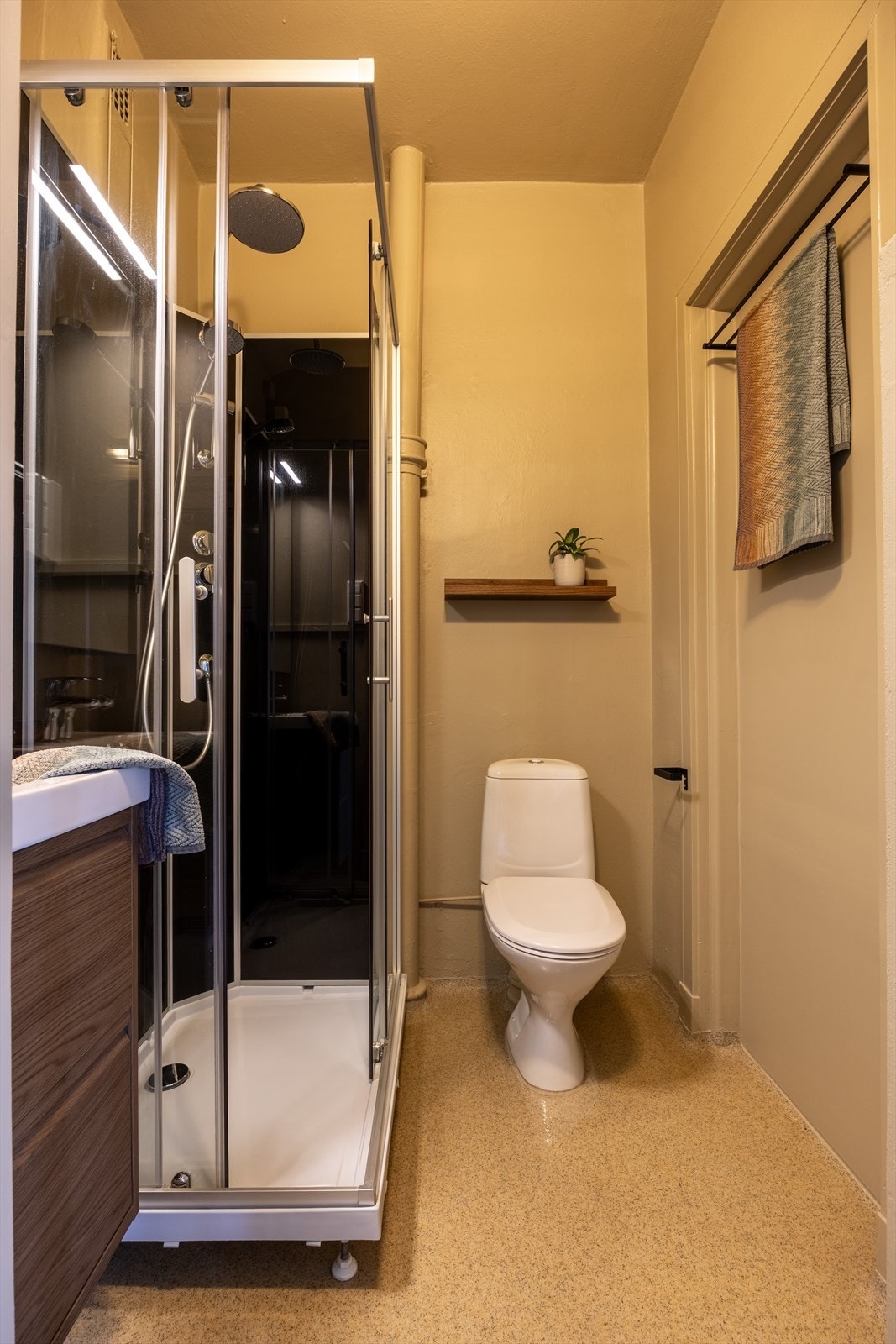 Eldre baderom med Epoxy på gulv og pusset og malte veggflater Galleribilde