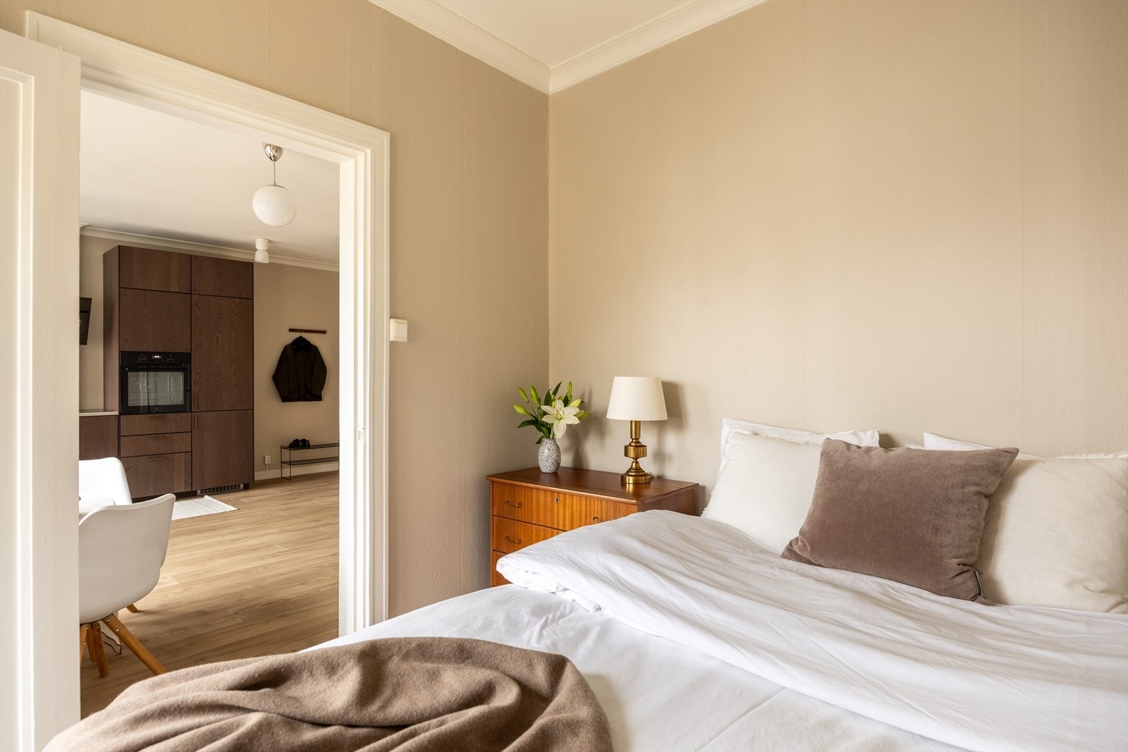 Soverom med plass til dobbeltseng og nattbord Galleribilde