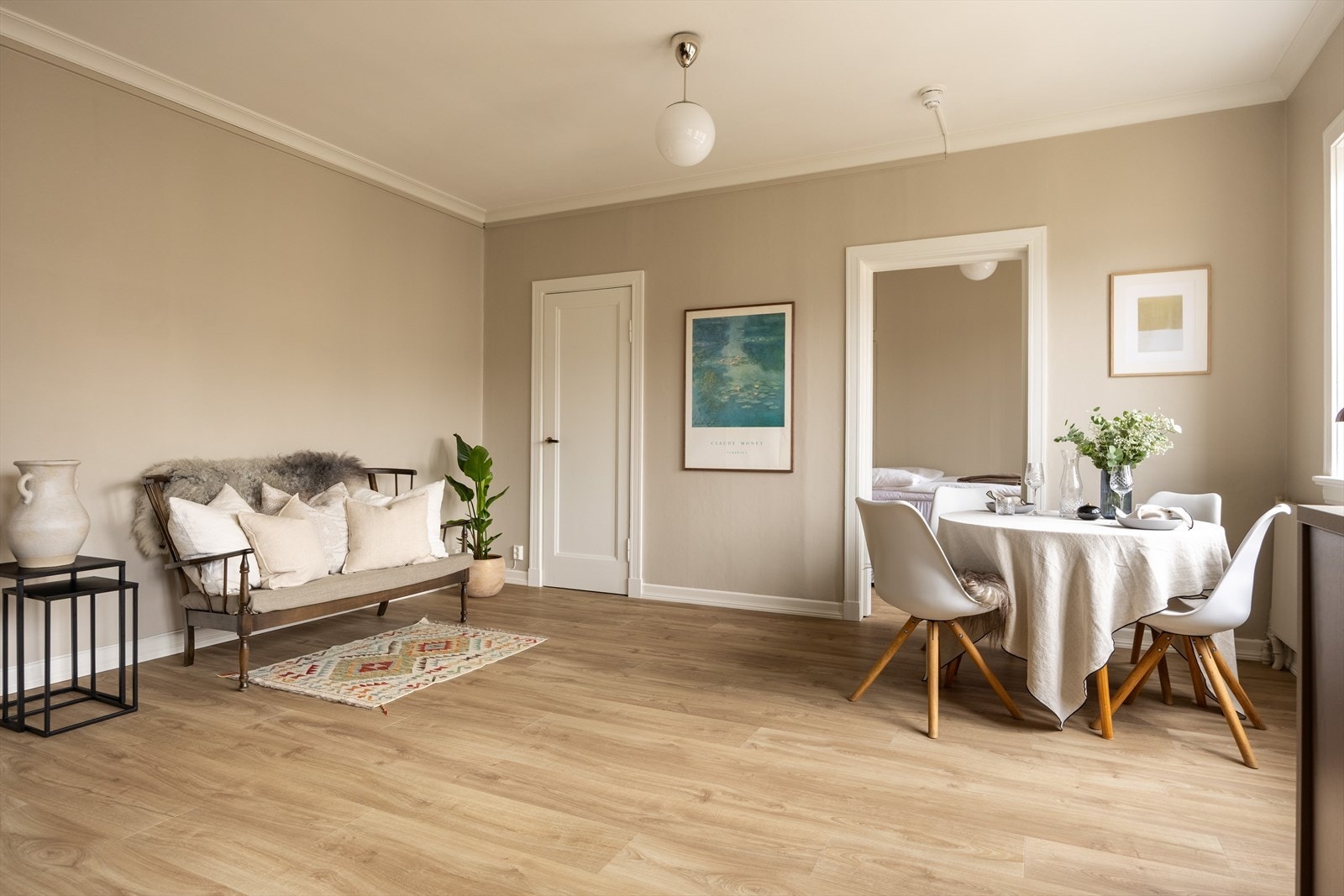 Boligen ble i 2025 oppgradert med nymalte overflater i lyse og tidsriktige nyanser, samt nytt gulv Galleribilde