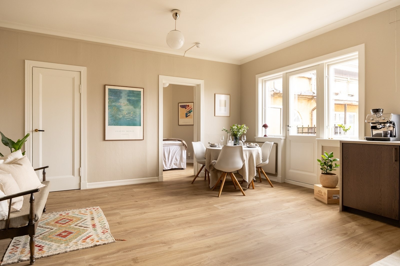 Åpen stue- og kjøkkenløsning som binder rommene naturlig sammen og gir en moderne, arealeffektiv planløsning Galleribilde