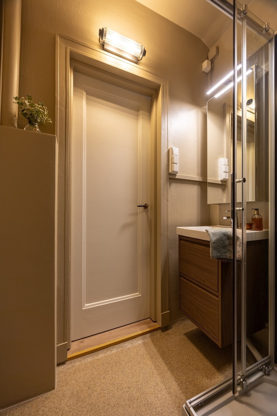 Det ble i 2025 installert ny baderomsinnredning. Dusjkabinettet er nytt fra 2023 Galleribilde