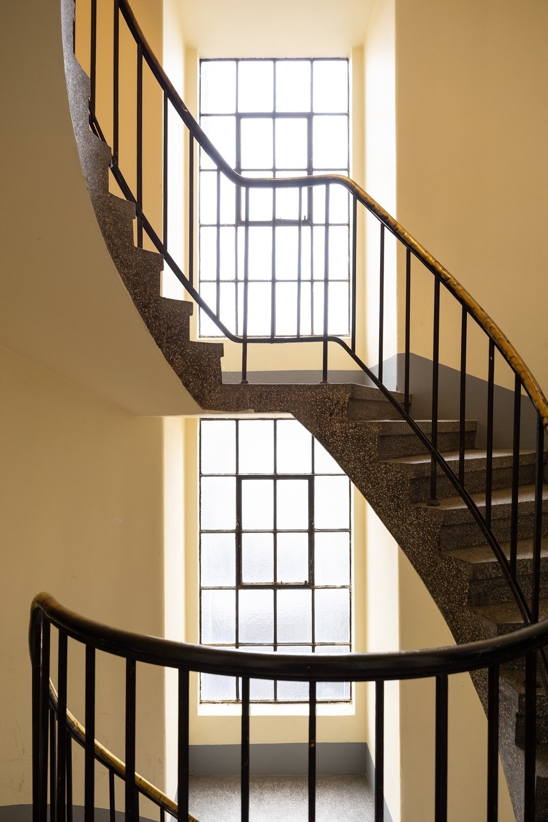 Pen og velholdt felles trappeoppgang med et ryddig og innbydende førsteinntrykk Galleribilde