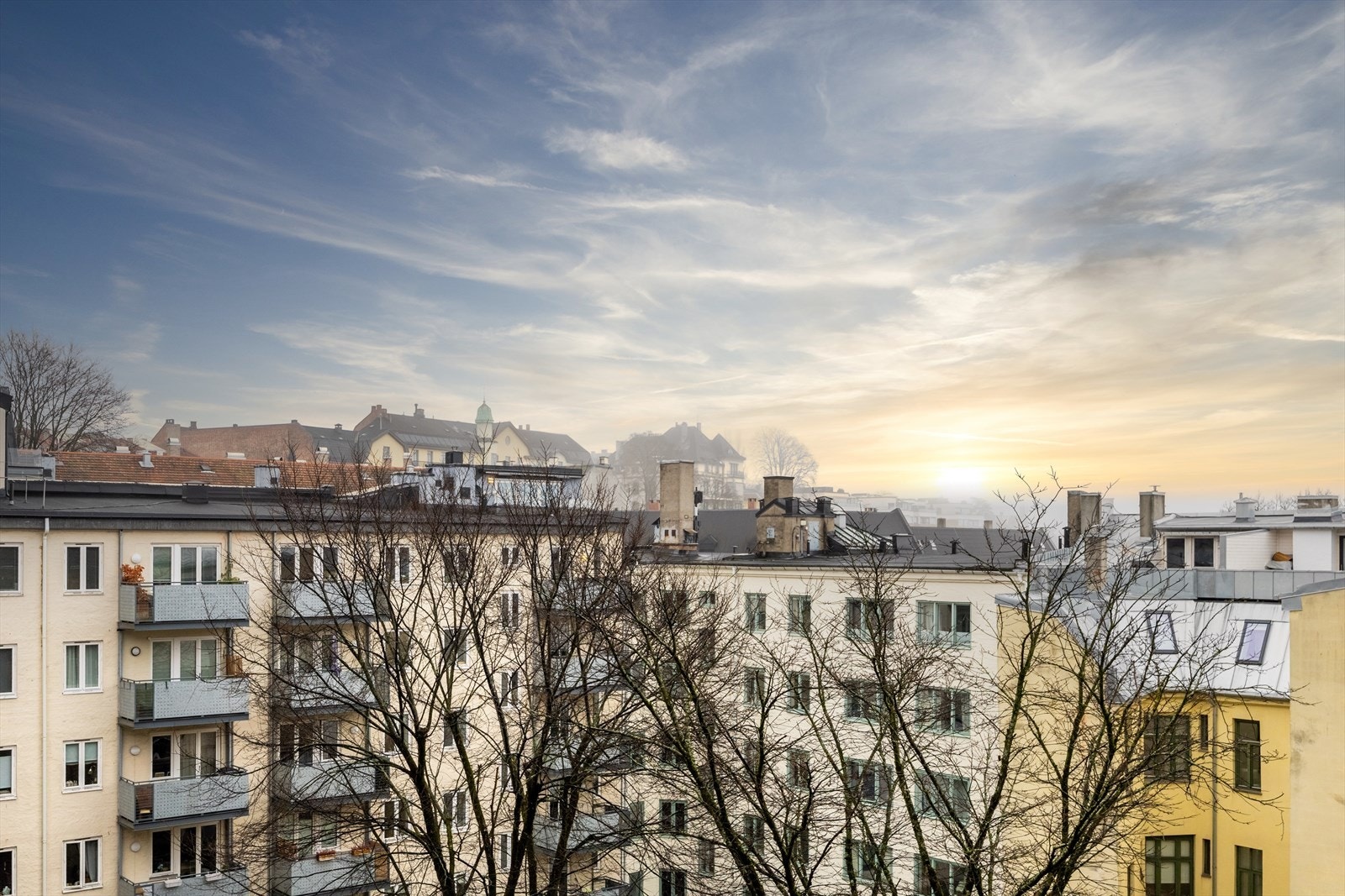 Leiligheten ligger i byggets 6. etasje som byr på fin utsikt og en skjermet atmosfære Galleribilde