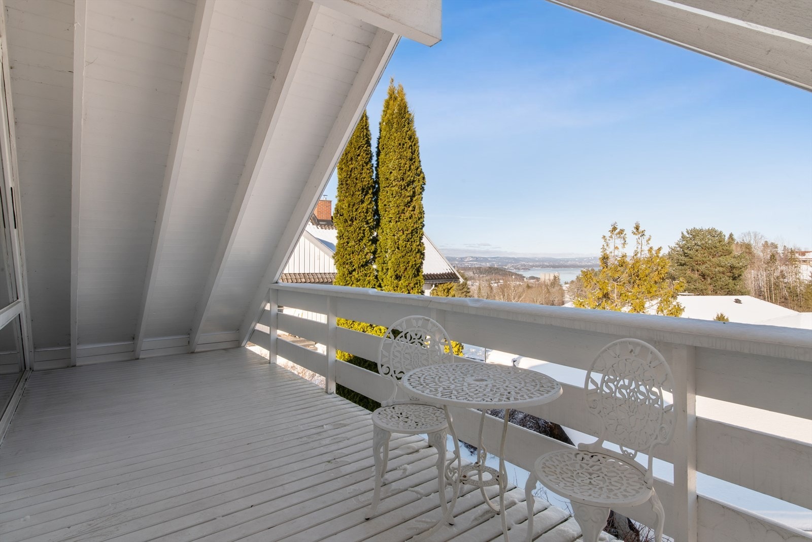 Balkongen på 9 m² har en fantastisk fjordutsikt mot sjøen. Galleribilde