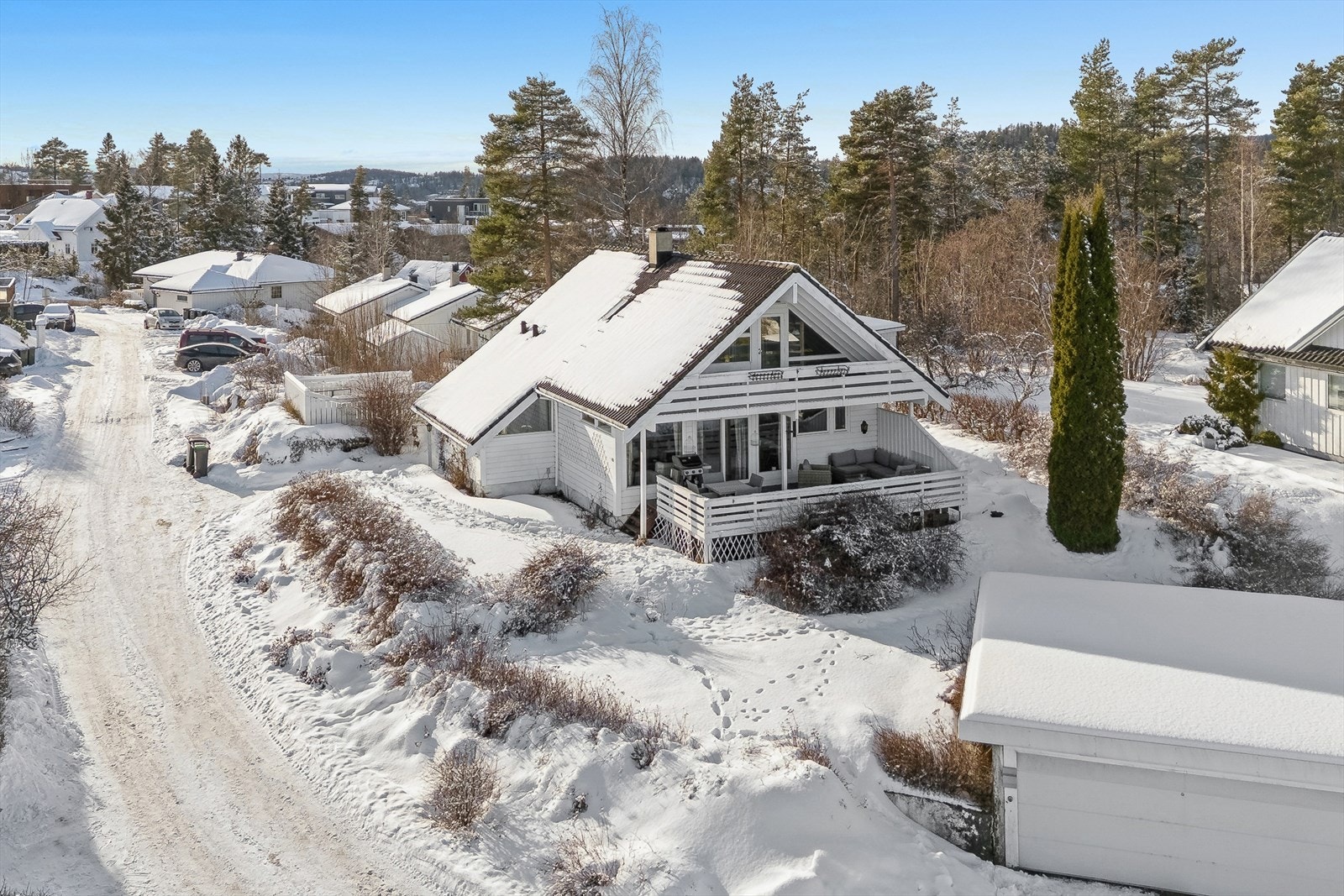 Eiendommen ligger høyt og fritt med gode solforhold og utsikt over nærområdet. Galleribilde