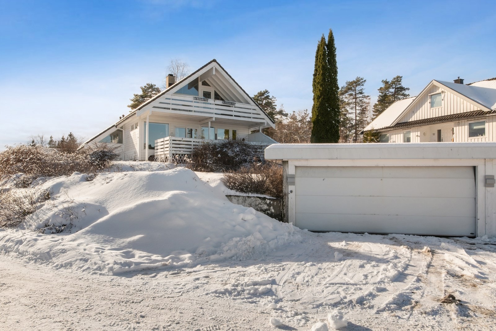 Parkering i dobbeltgarasje, samt to oppstillingsplasser på egen tomt. Galleribilde