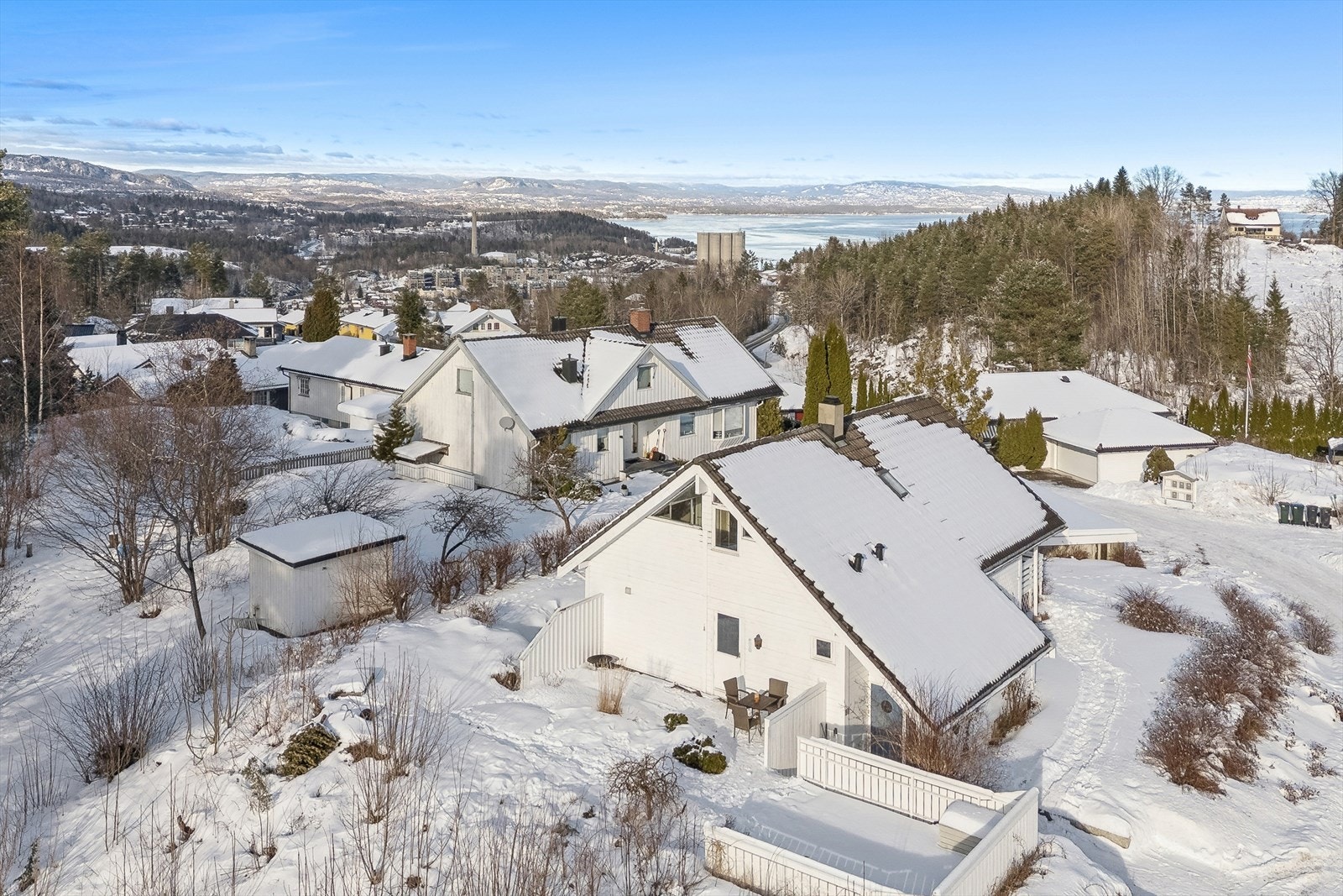 Herfra er det korte avstander til både skoler, barnehager og servicetilbud. Galleribilde