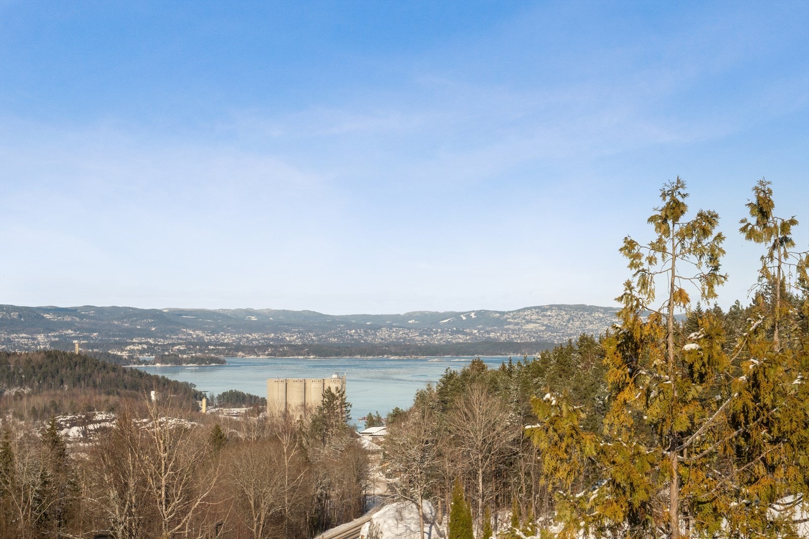 Fra eiendommen er det flott utsikt over nærområdet og mot Oslofjorden. Galleribilde