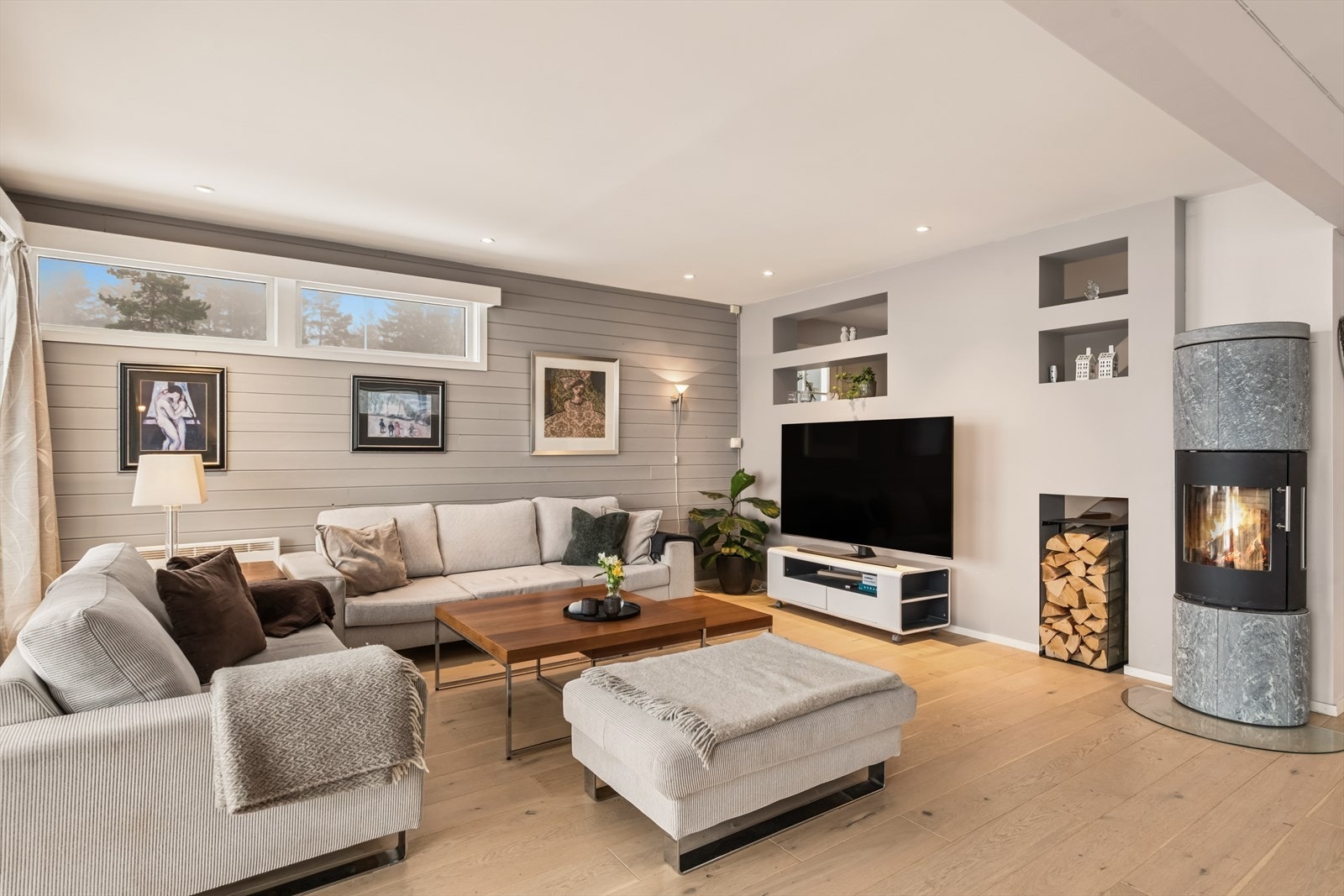 En nyere klebersteinsovn fra 2019 gir både varme og en behagelig atmosfære. Galleribilde