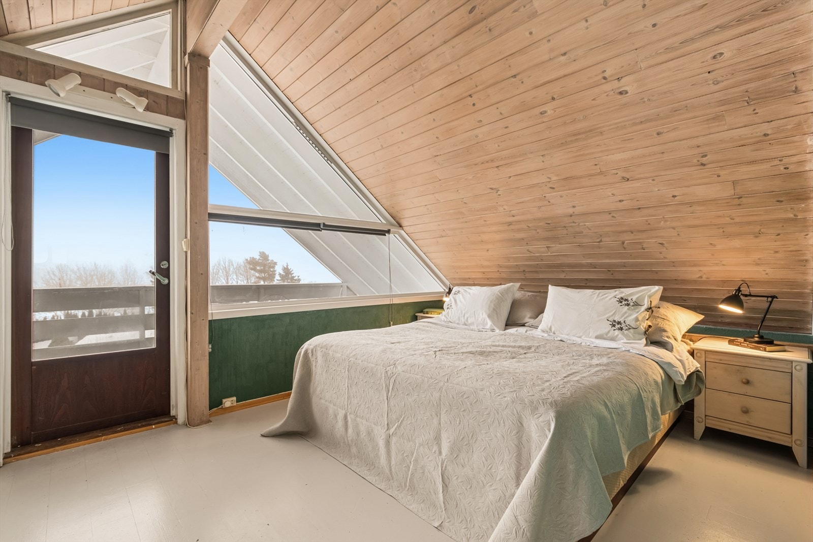 Hovedsoverommet i andre etasje har malte gulvbord og utgang til egen balkong. Galleribilde