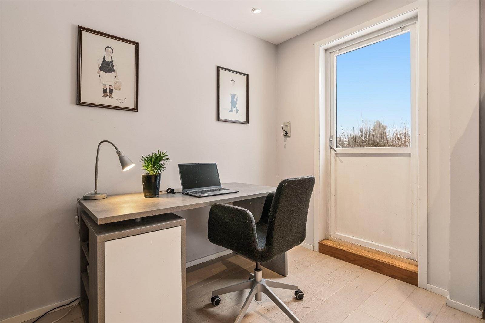 En smart avdelt sone gir plass til en praktisk hjemmekontorløsning. Galleribilde