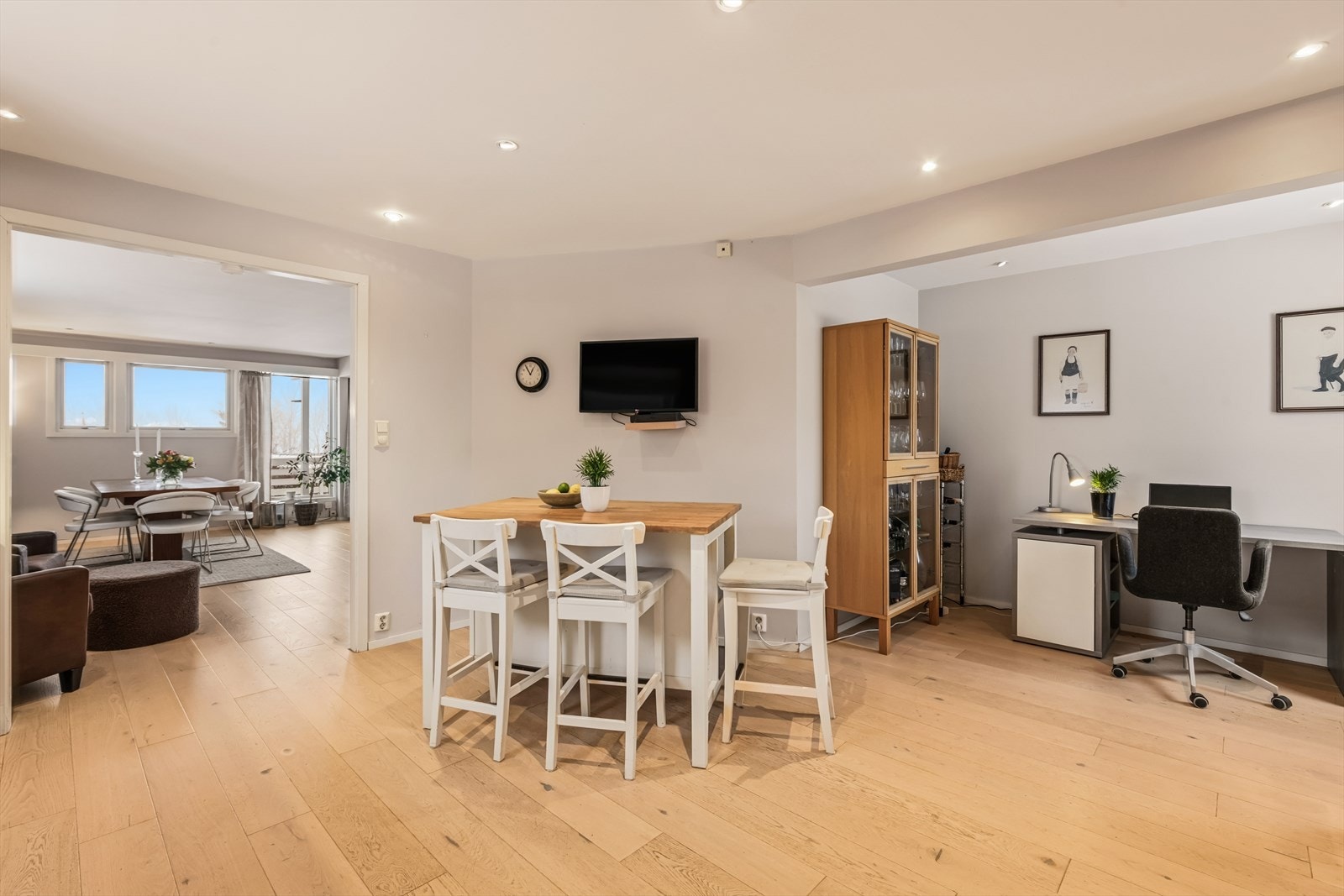 Kjøkkenet ble oppusset i 2007 og har en praktisk utforming med god benke- og skapplass. Galleribilde