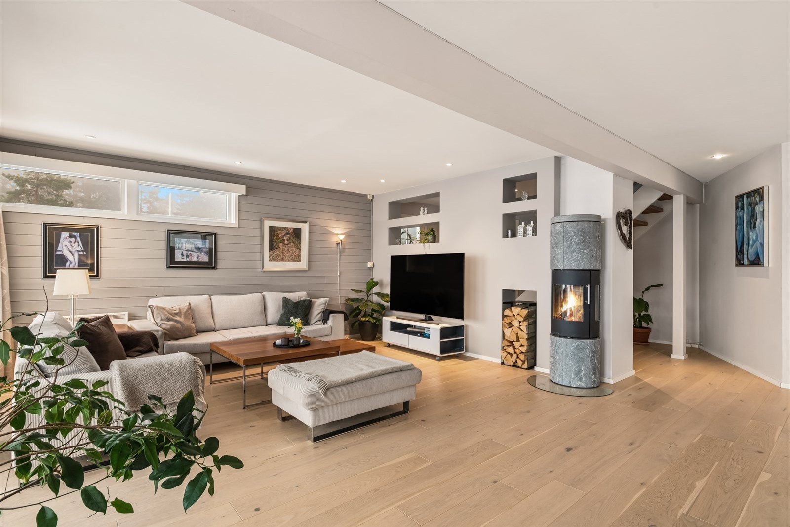 Gulvet i stue og kjøkken ble oppgradert med enstavs parkett i 2019. Galleribilde