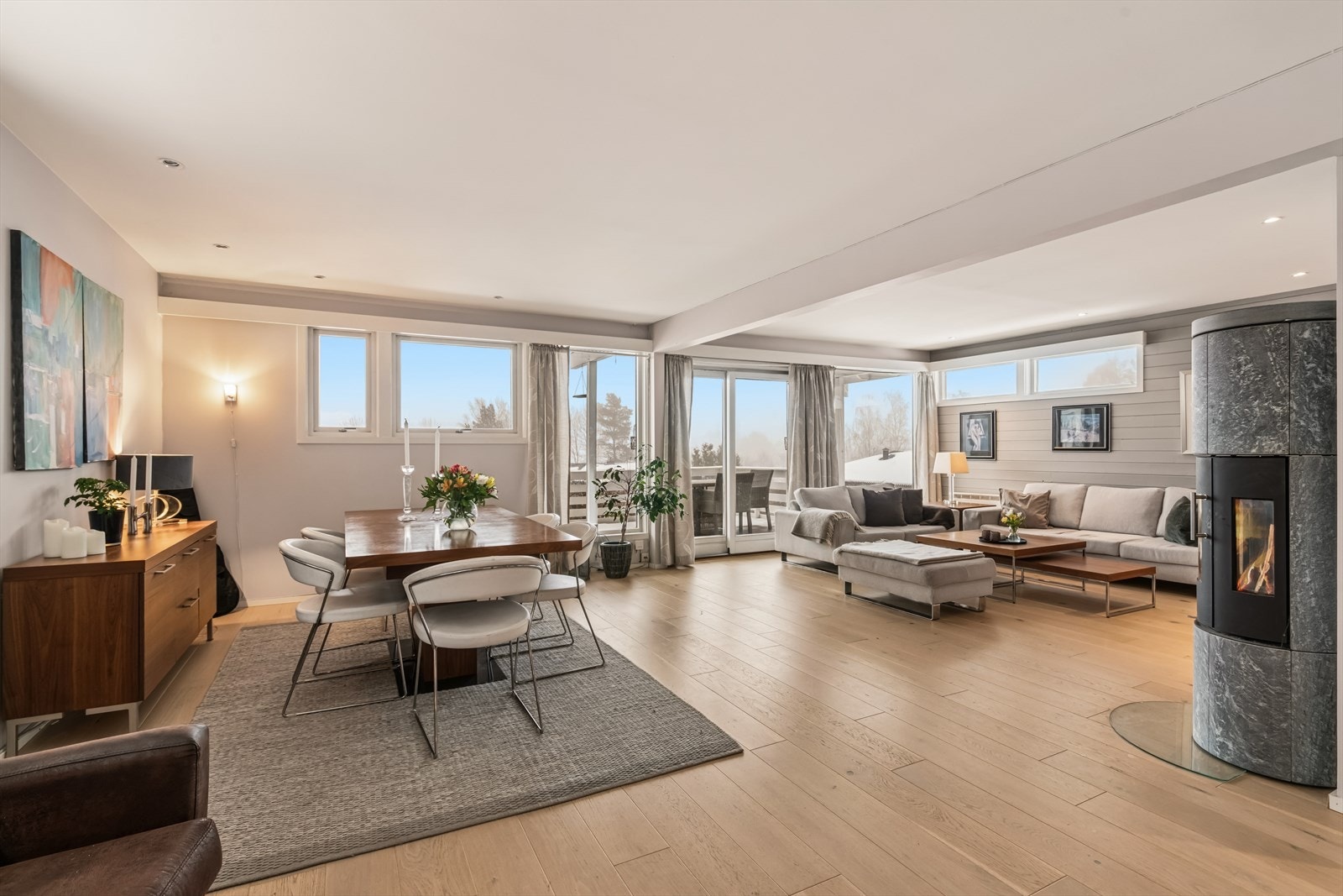 Store vindusflater og flere lyskilder sikrer gode lysforhold i hele oppholdsrommet. Galleribilde