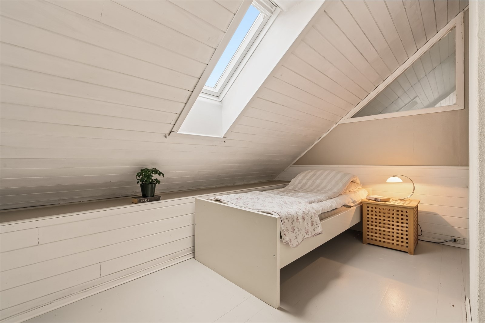 Takvinduer i loftstuen og på ett av soverommene gir ekstra lysinnslipp. ( Se tekst under ferdigattest) Galleribilde