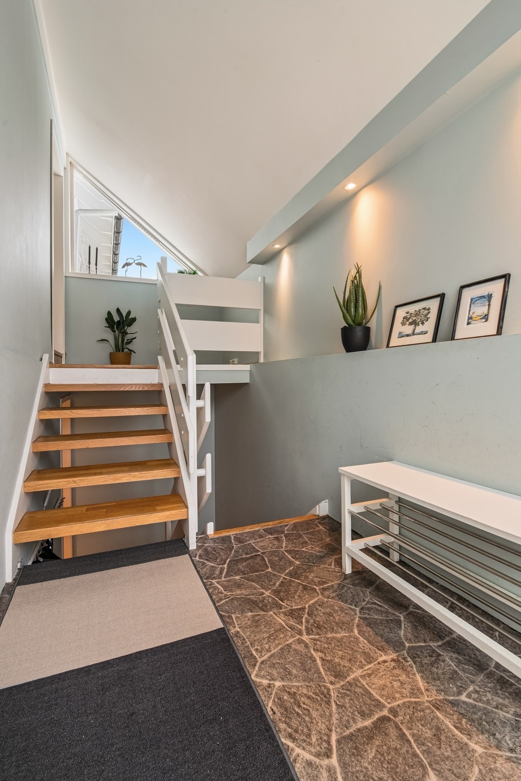 Trappen ned til kjelleretasjen, som rommer flere store og anvendelige rom. Galleribilde