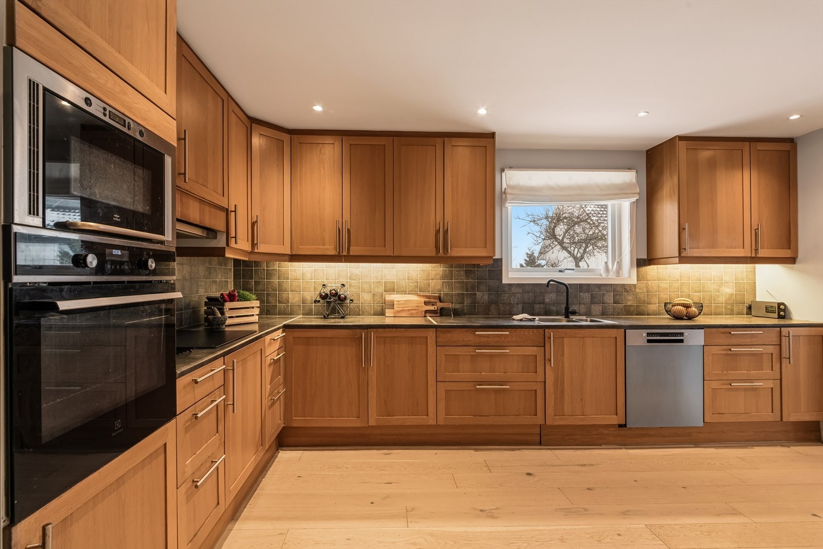 Kjøkkenet er utstyrt med integrert stekeovn, mikrobølgeovn, induksjonstopp og oppvaskmaskin. Galleribilde