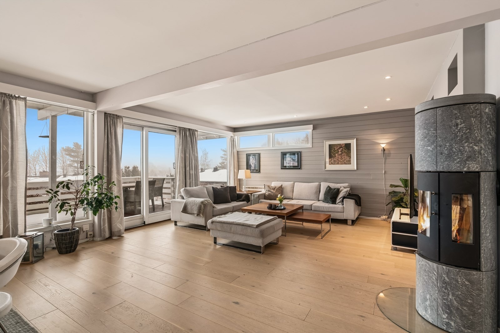 Fra stuen er det direkte utgang til en stor terrasse på cirka 27 m². Galleribilde