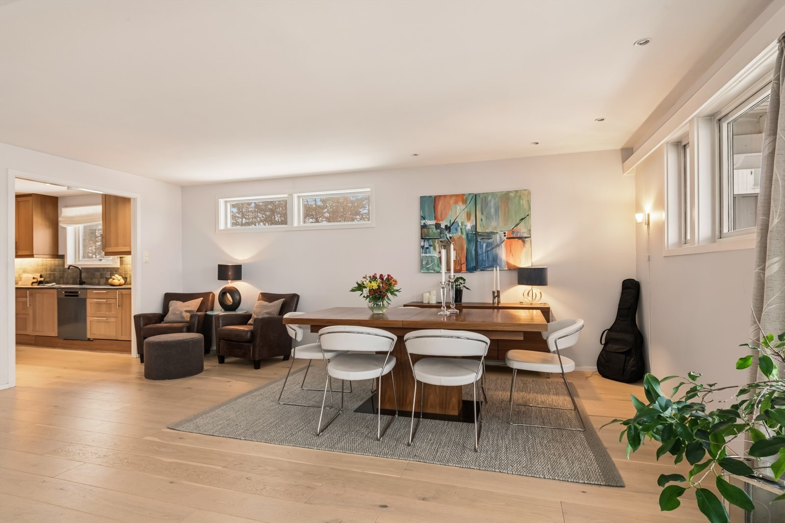 Spisestuen har god plass til et stort spisebord for hyggelige sammenkomster. Galleribilde