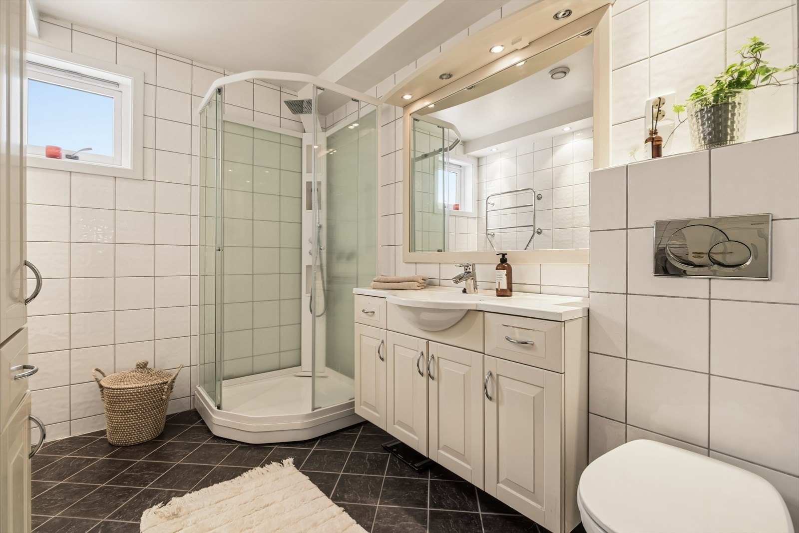 Badet i første etasje ble oppusset i 2007, med flislagte overflater og dusjkabinett. Galleribilde