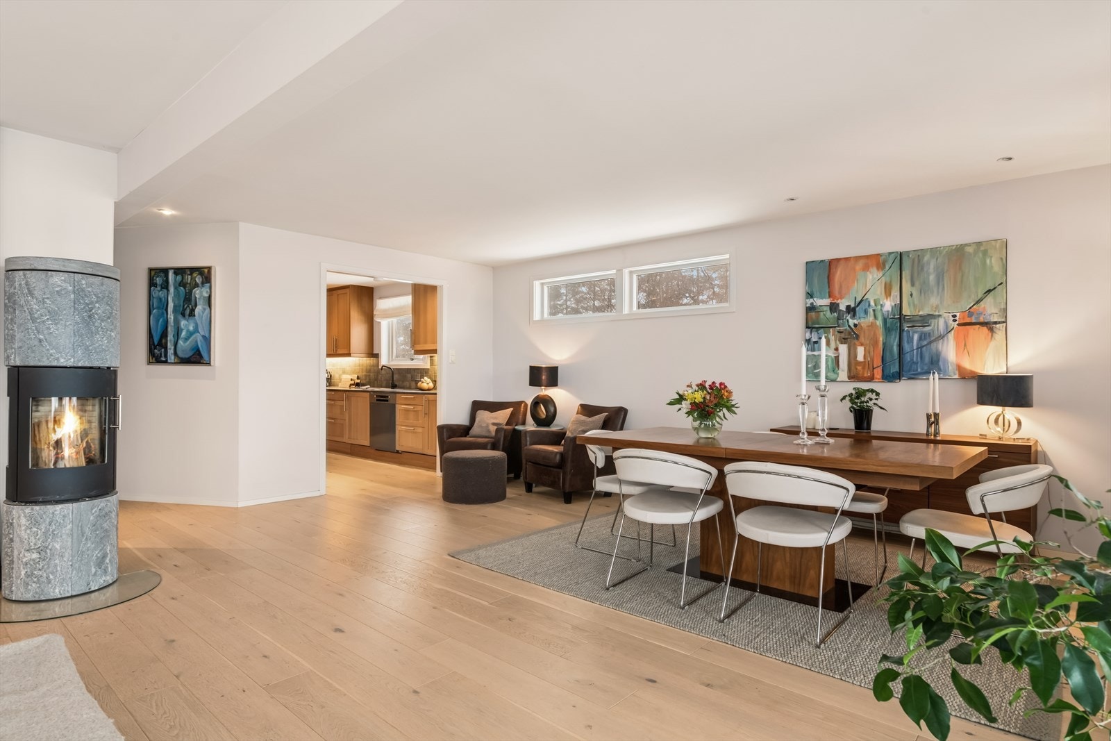 Den gjennomtenkte planløsningen gir en fin flyt mellom stue, spisestue og kjøkken. Galleribilde