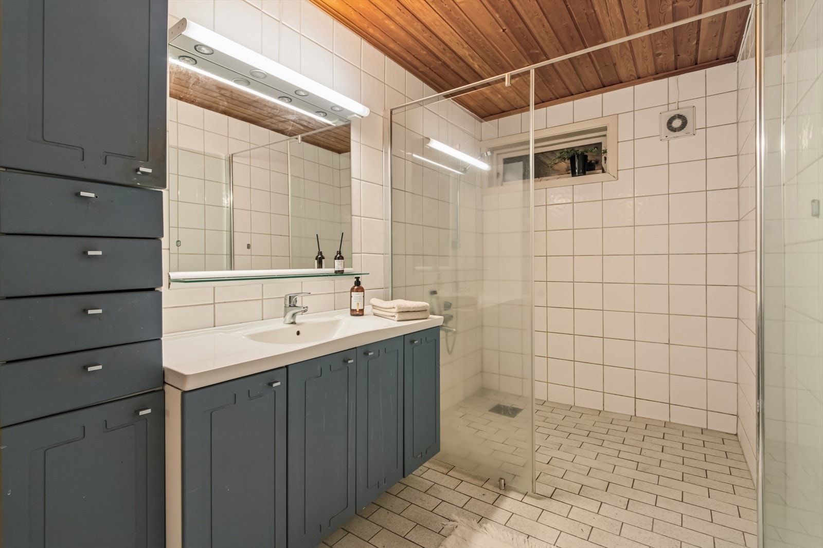 Badet i kjelleren ble også oppusset i 2007 og har flislagte vegger og dusj på gulv. Galleribilde