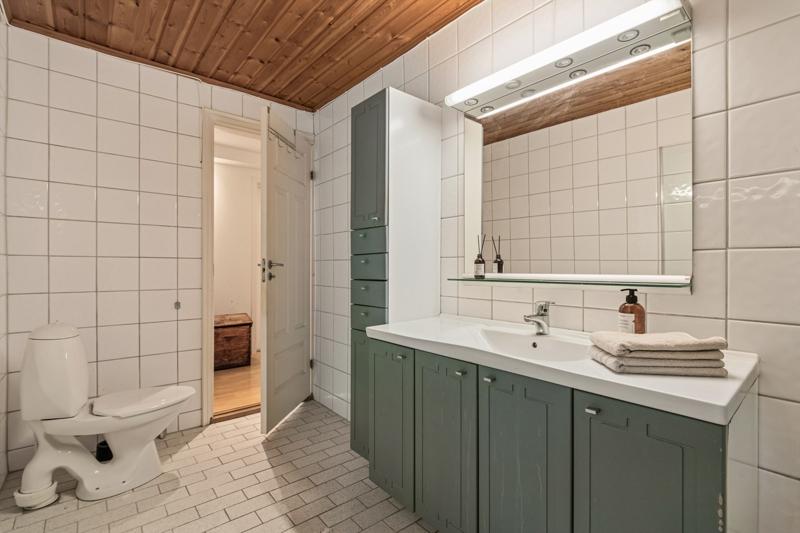 I tillegg til badet har kjelleren et praktisk vaskerom og to boder for rikelig med lagring. Galleribilde